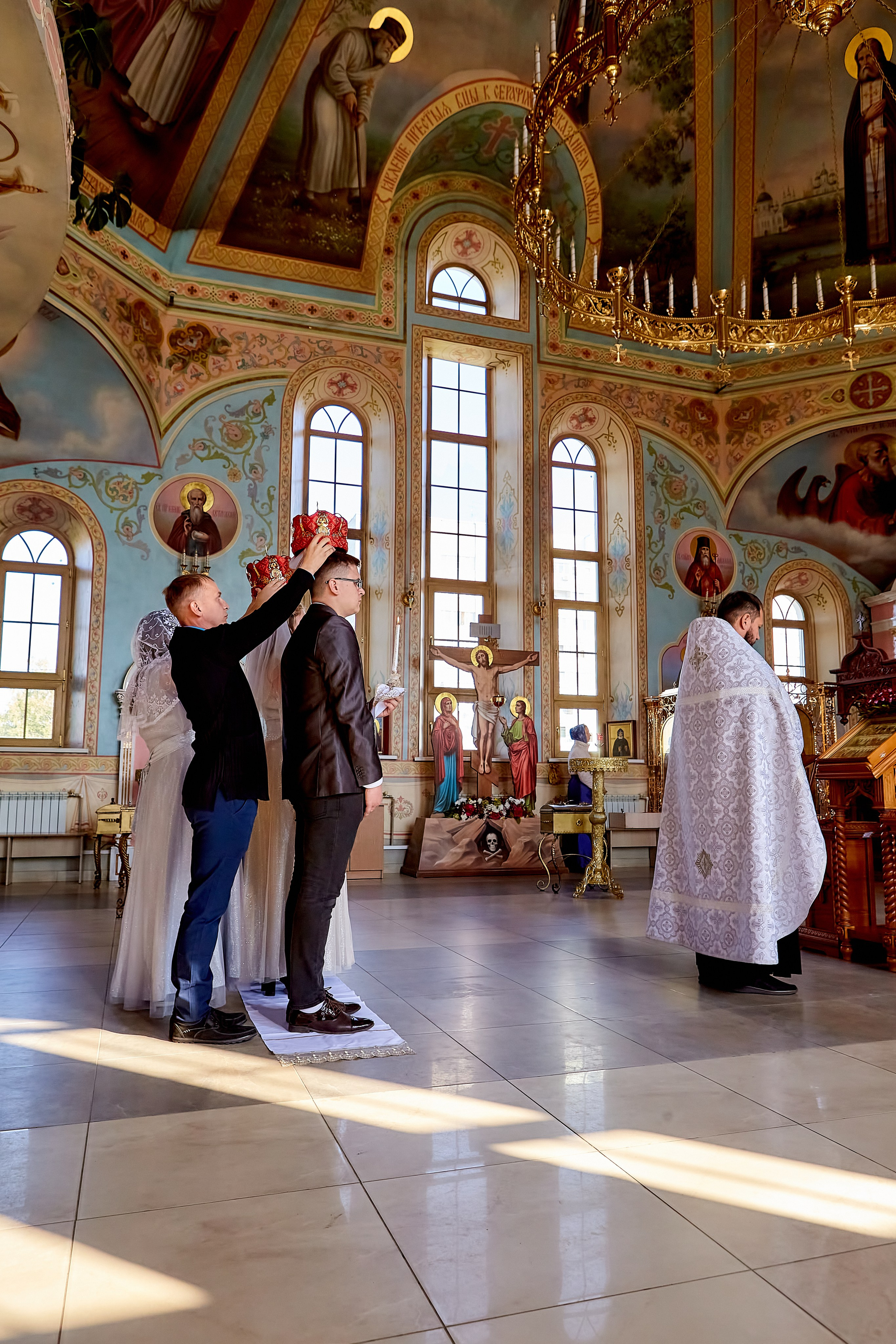 Общий вид храм на таинстве венчания