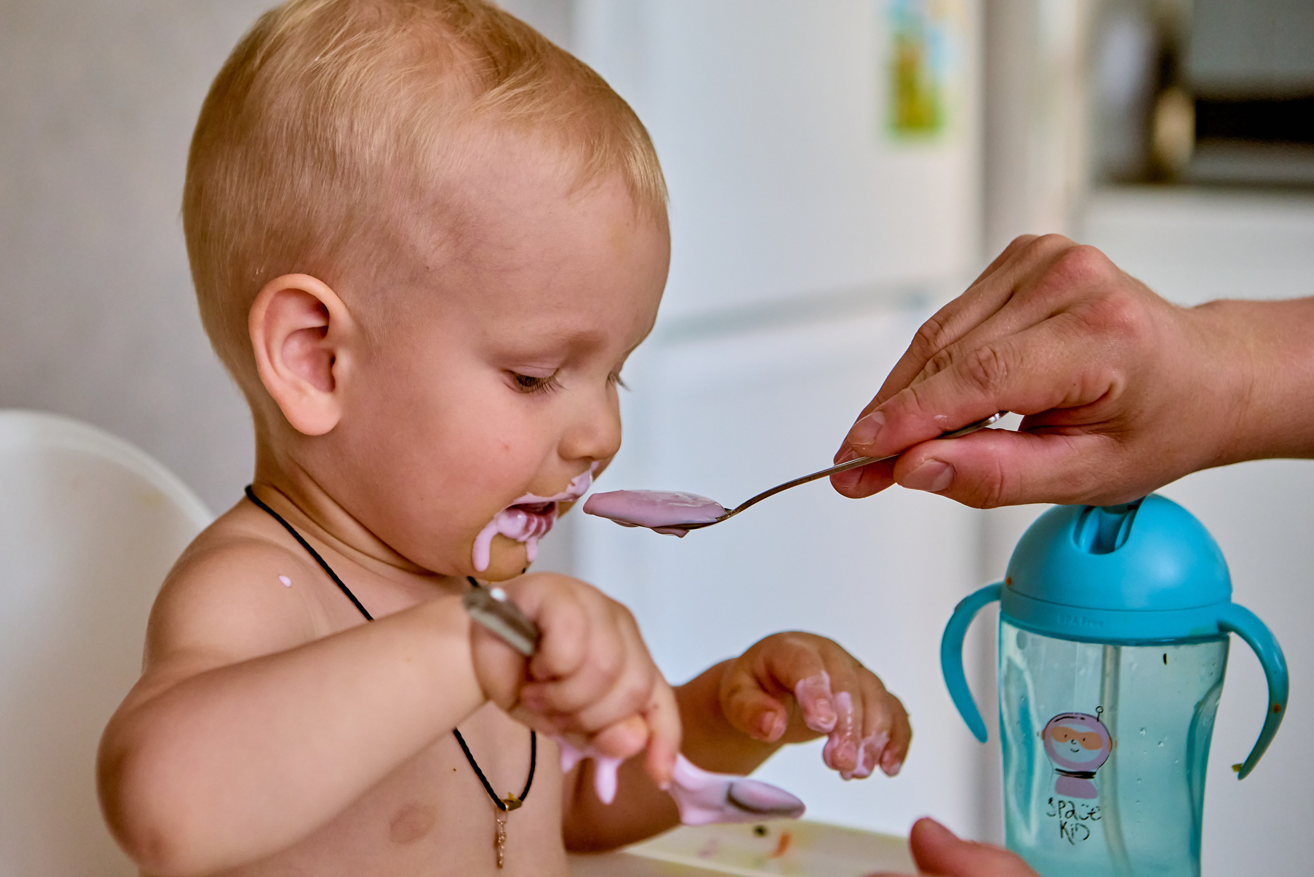 Нежность и радость в глазах малыша, запечатлённые в домашнем уюте. Православный фотограф Николай Голованов и г. Дзержинск.