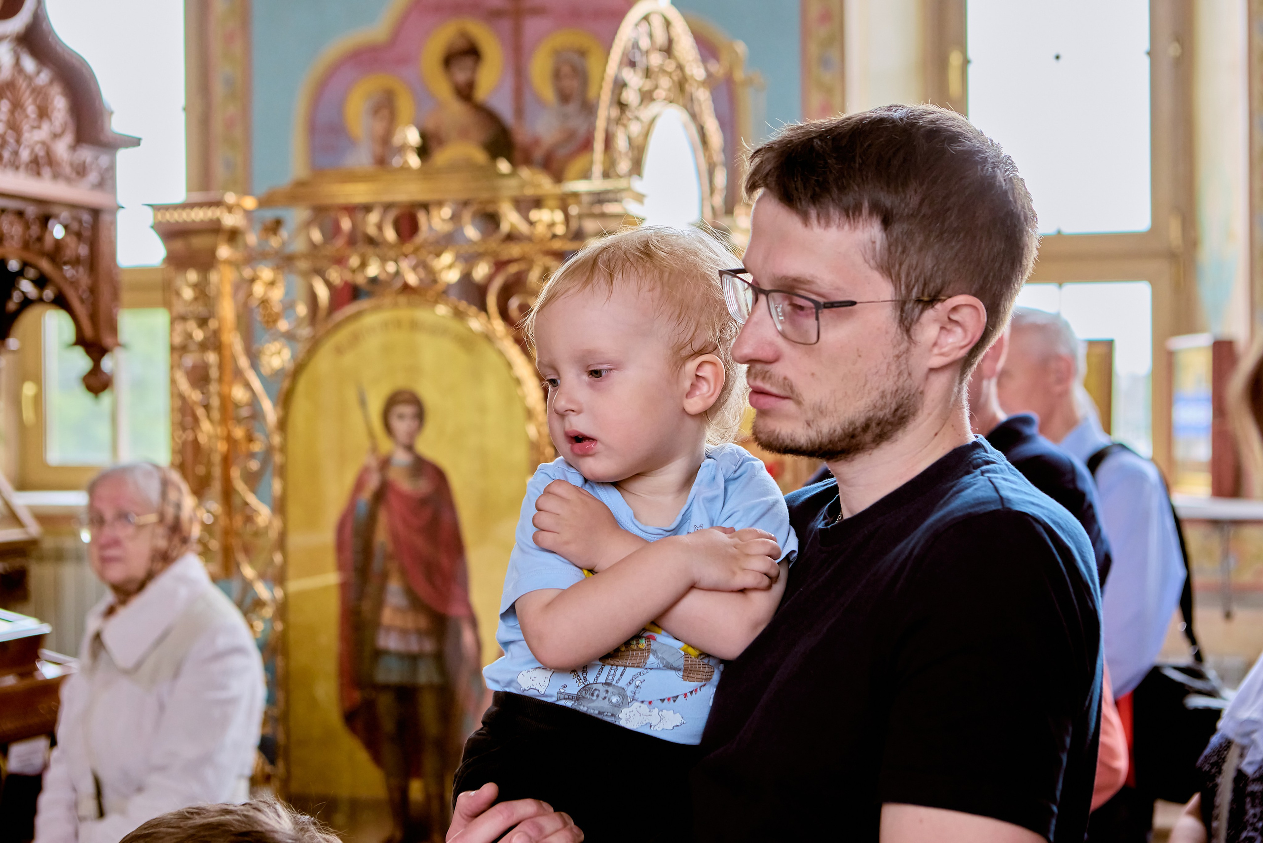 Малыши в праздничном храме, окружённые молитвой и теплом, фото православного фотографа Николая Голованова, г. Дзержинск.