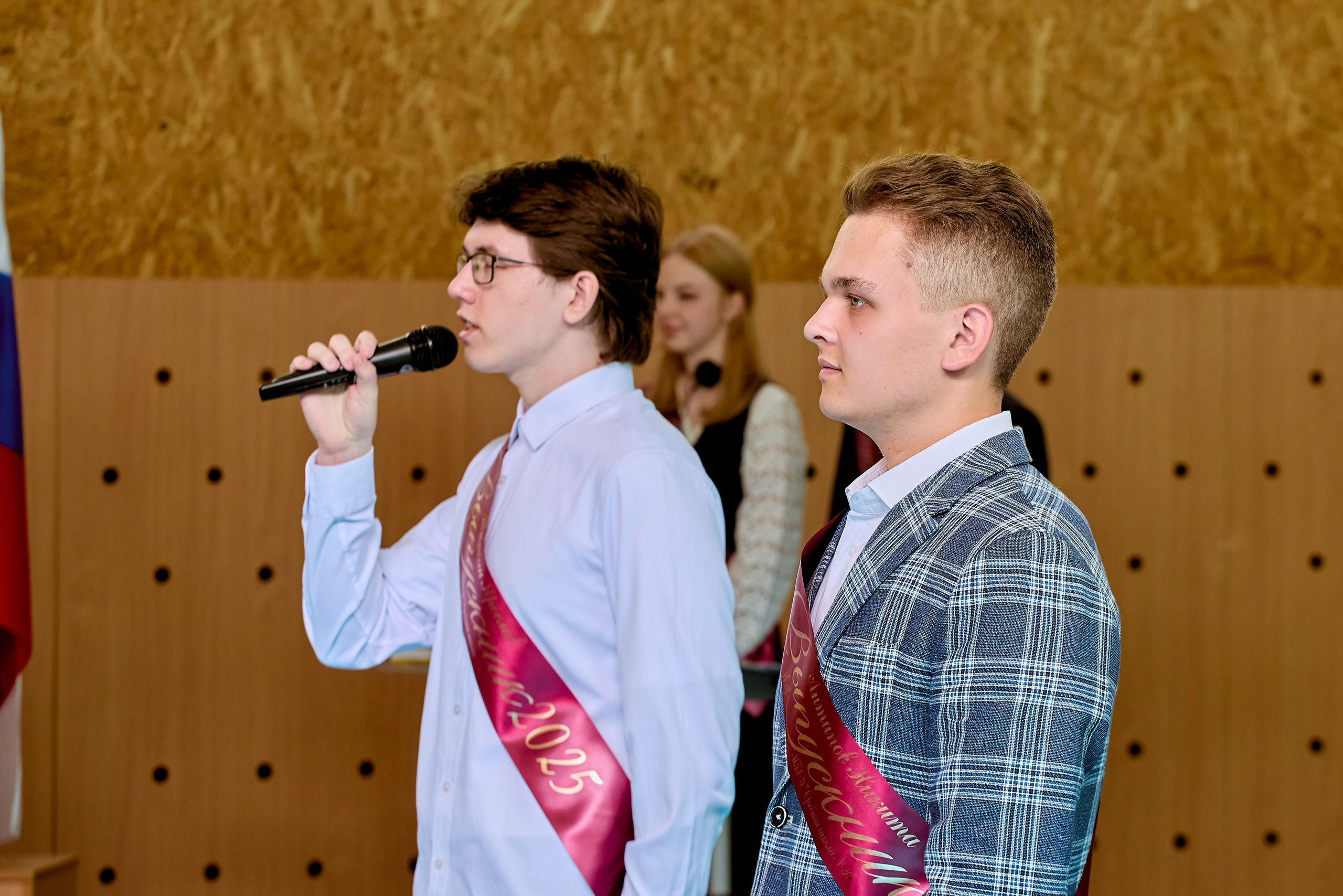 Трепет и свет в глазах выпускников на торжественном празднике, кадр Николая Голованова, г. Дзержинск.