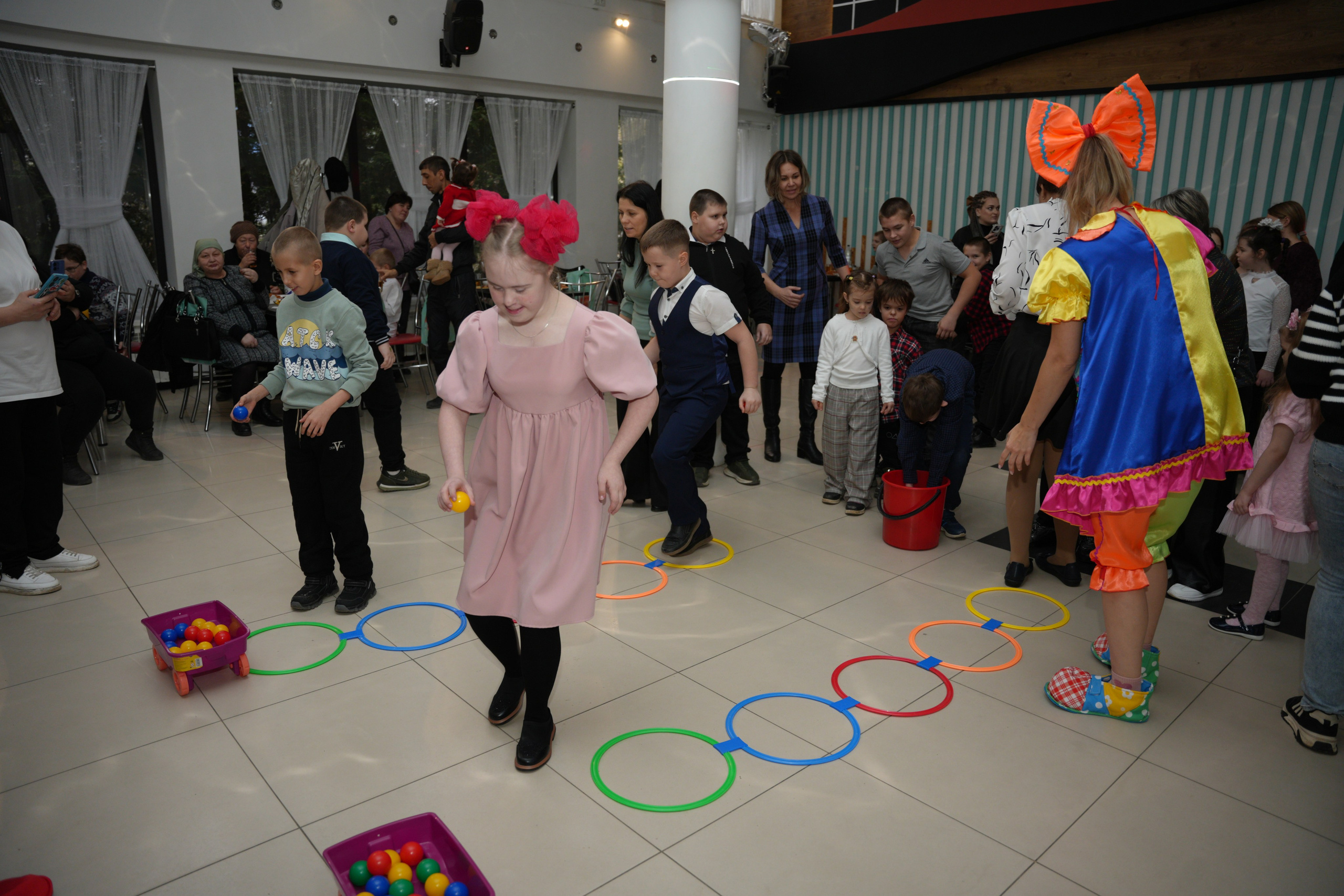 Социально —благотворительная акция «Ты в этом мире не один», посвященная Международному дню инвалидов. ВЫПУСКНЫЕ АЛЬБОМЫ, Школьный фотограф, семейный и свадебный в Саратове и области Ольга Плаксина