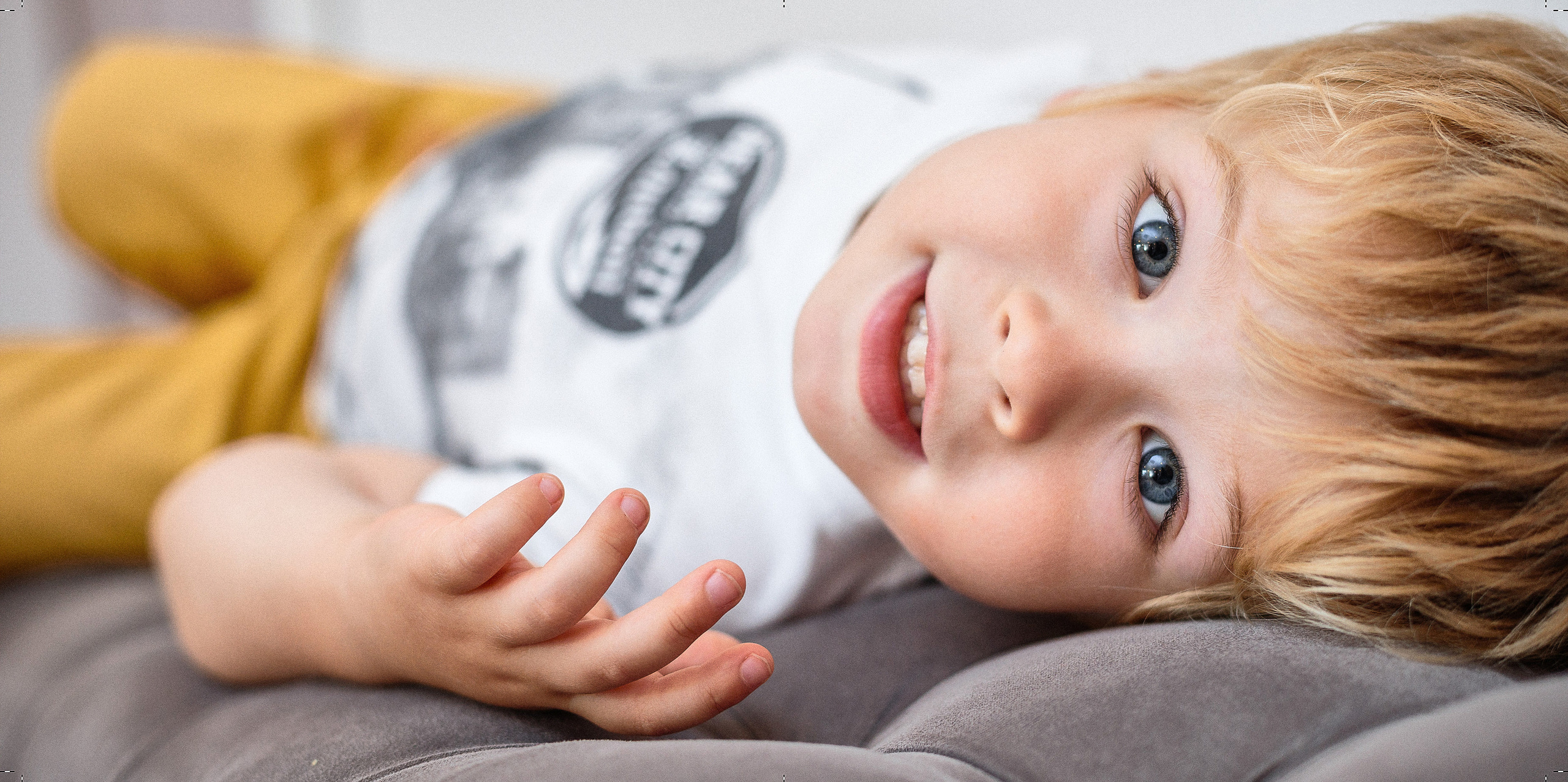 фотография мальчика крупным планом на дне рождения сестры