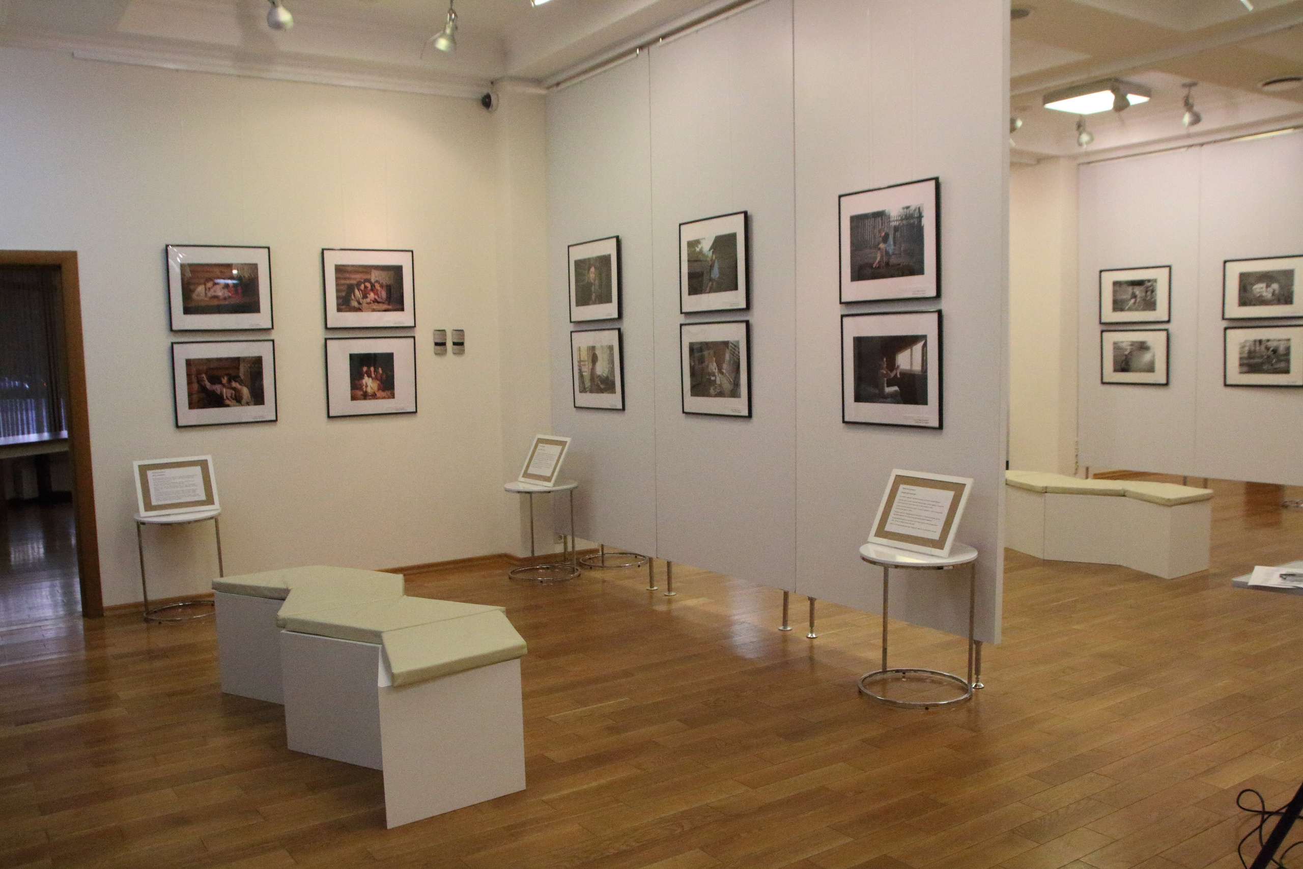 27.10.2019 Выставка Дороги, которые… Развеска. Фотообъединение Самарского областного отделения Союза журналистов России