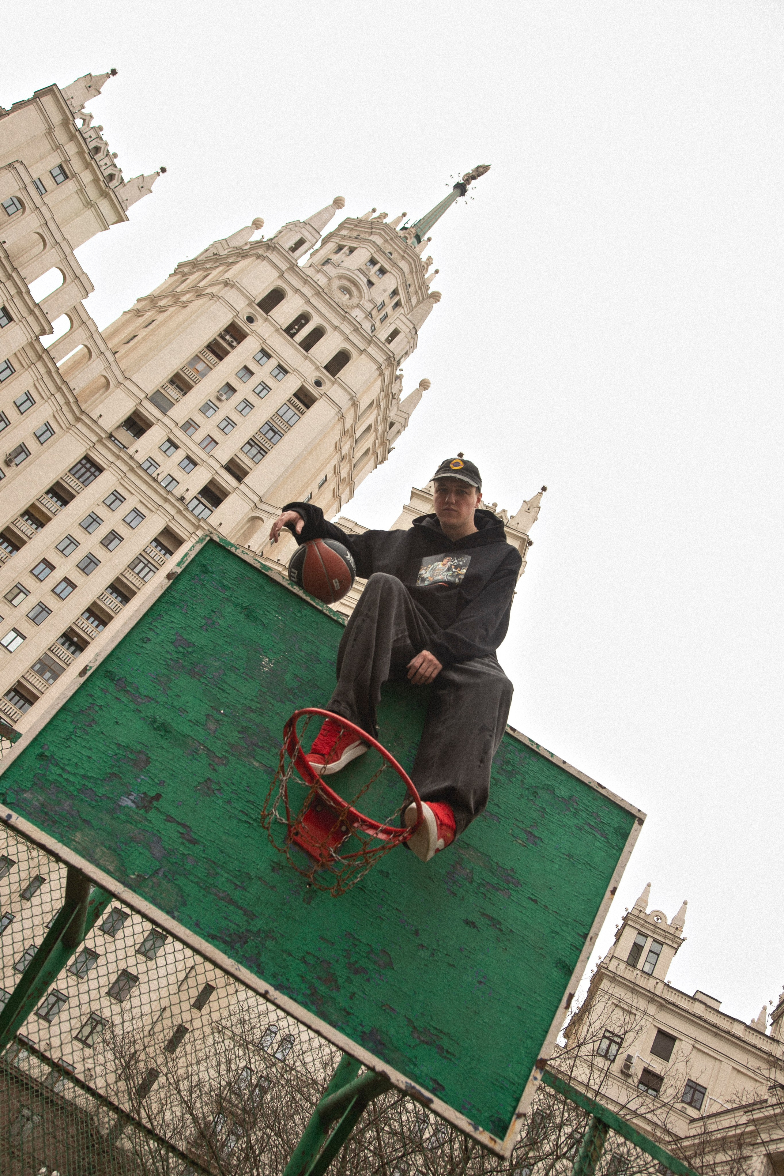 Мужская фотосессия на улице. Профессиональный фотограф в Москве