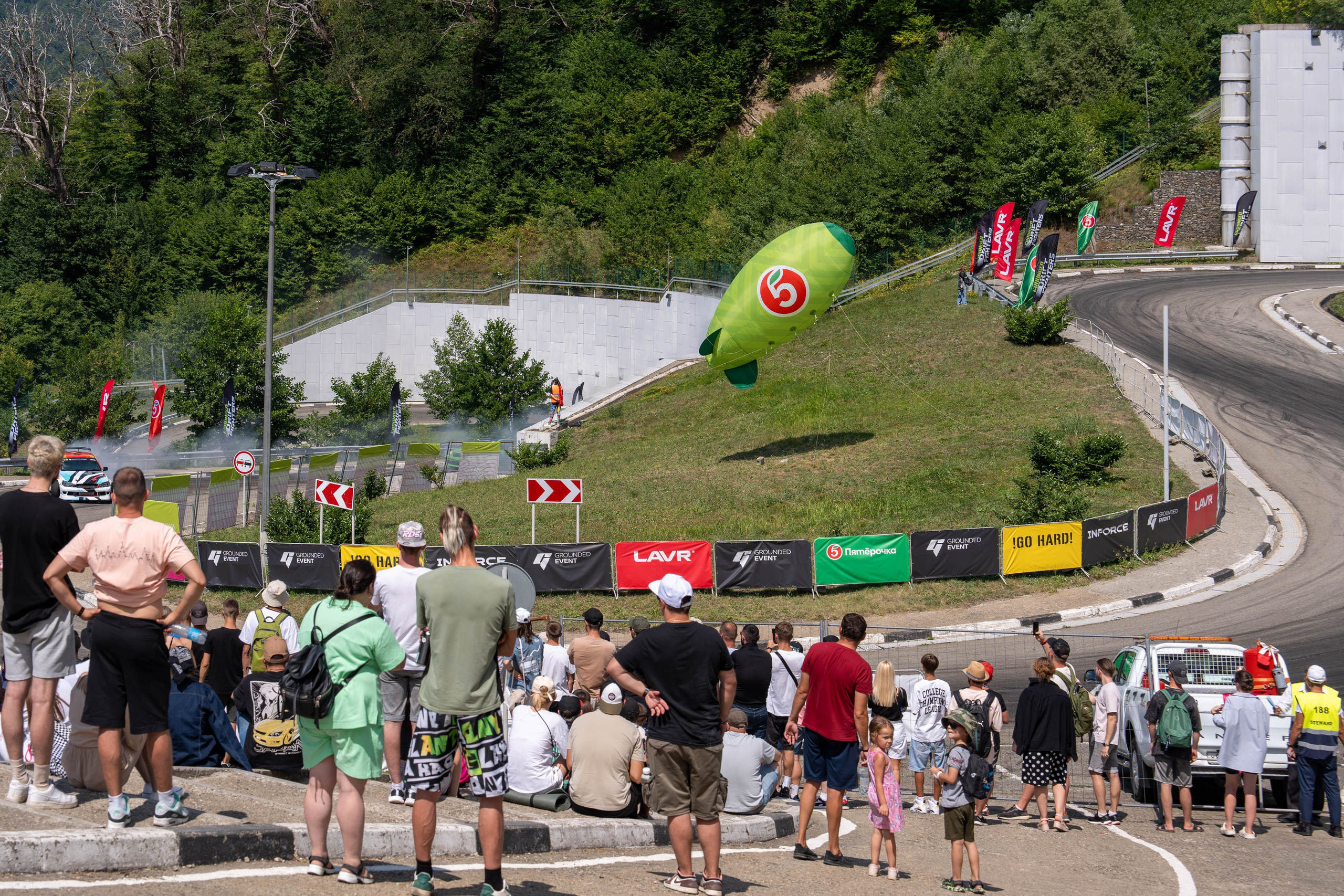 Фотоотчет партнеской интеграции для сети «Пятерочка» на фестивале «Grounded». Репортажный фотограф в Красной Поляне и Сочи Павлюченко Екатерина