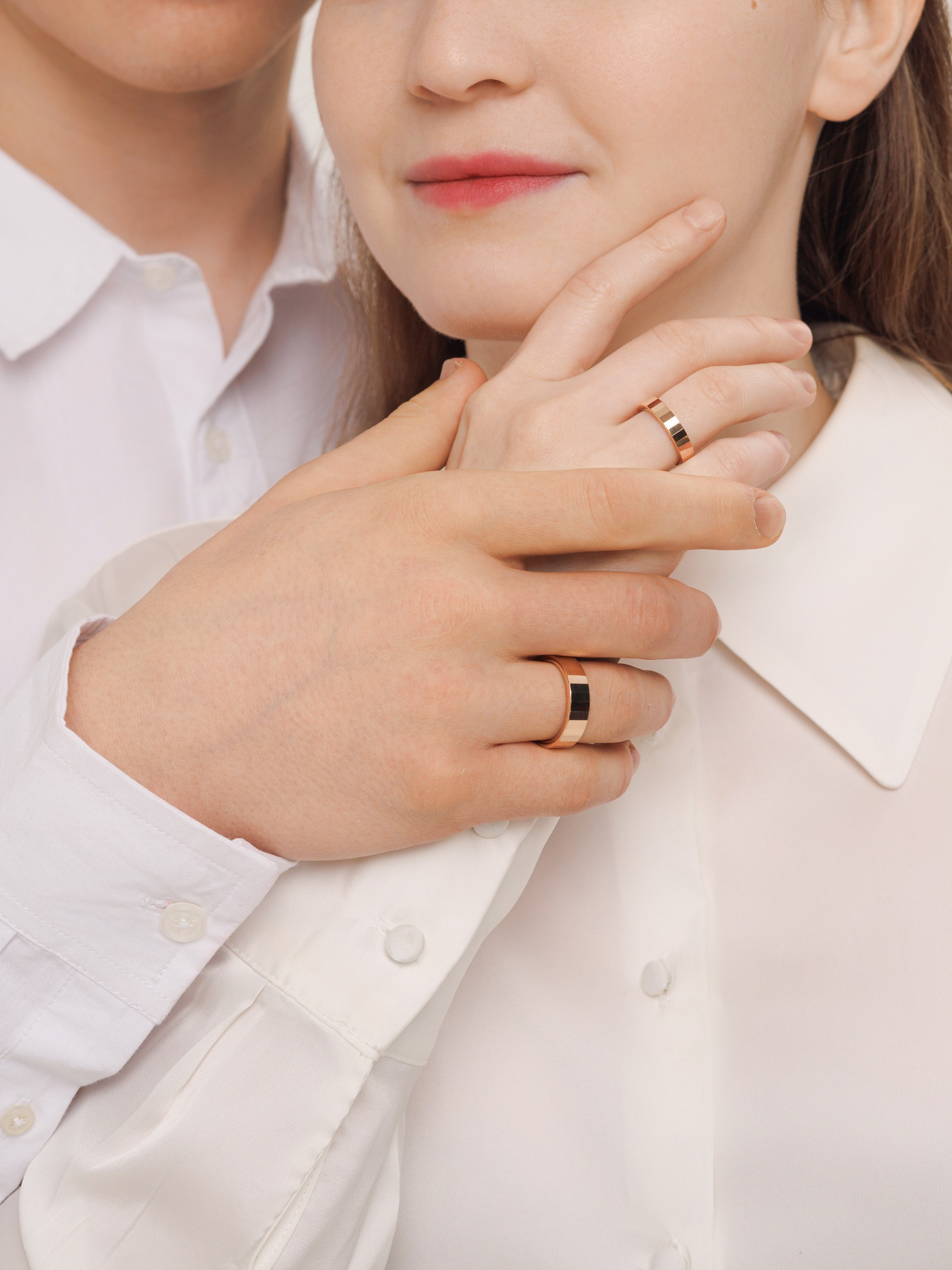 Каталожная съемка колец на руках для Wildberries