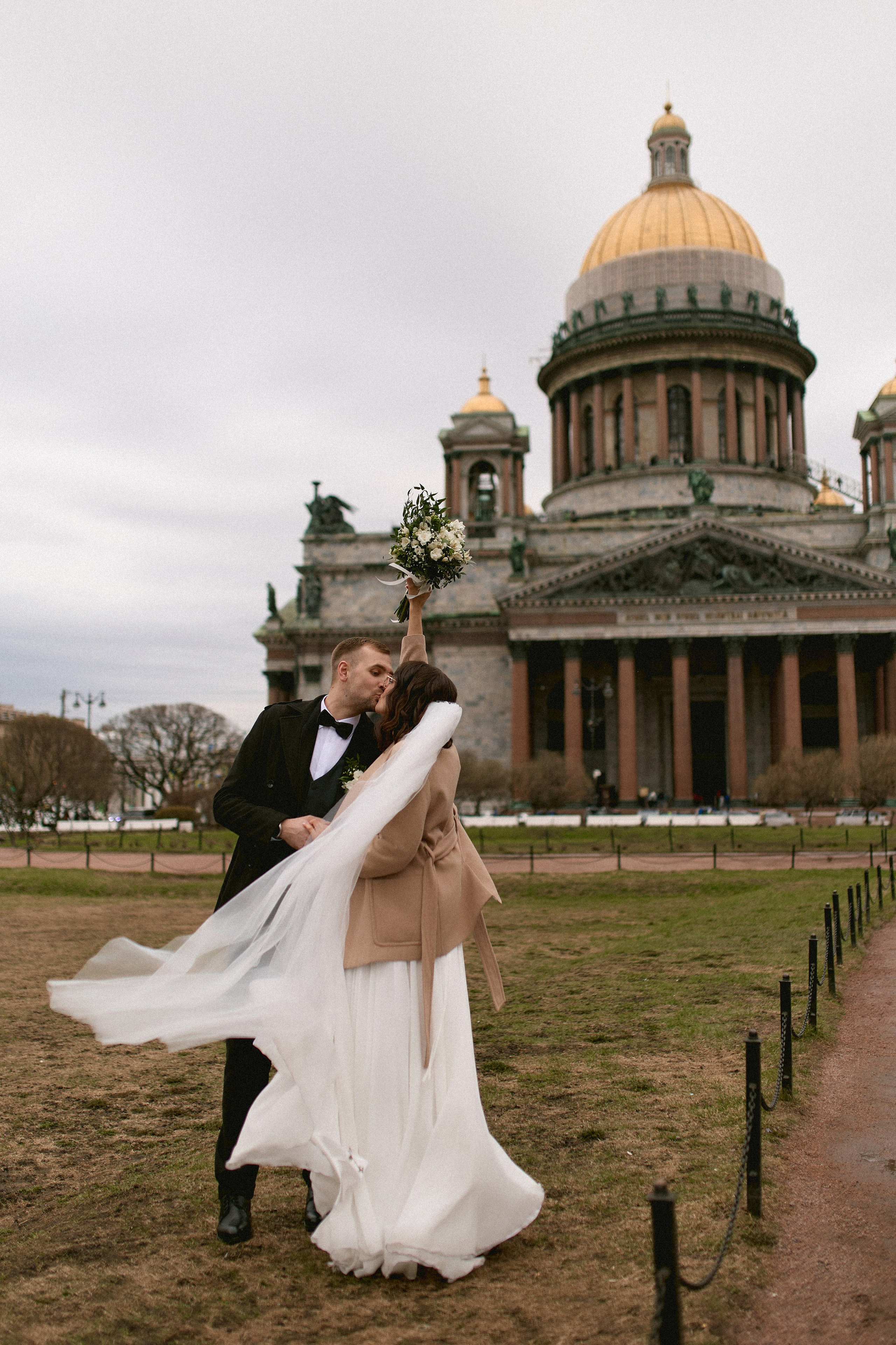 Свадебная фотосессия в Дворце Бракосочетания № 2. Сестры Карабаза. Фотографы и ретушеры в Москве и Санкт-Петербурге