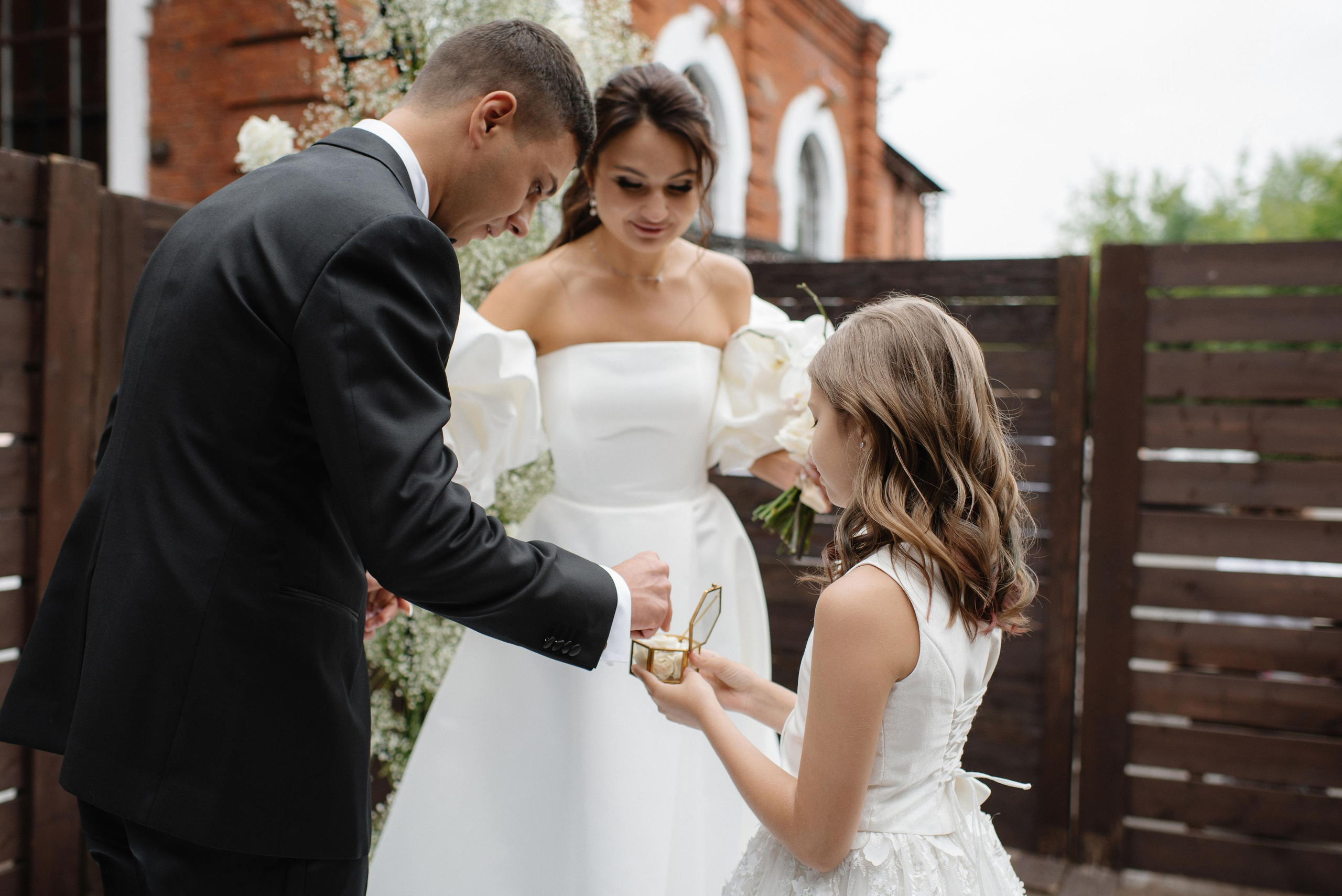 кто несет кольца жениху и невесте