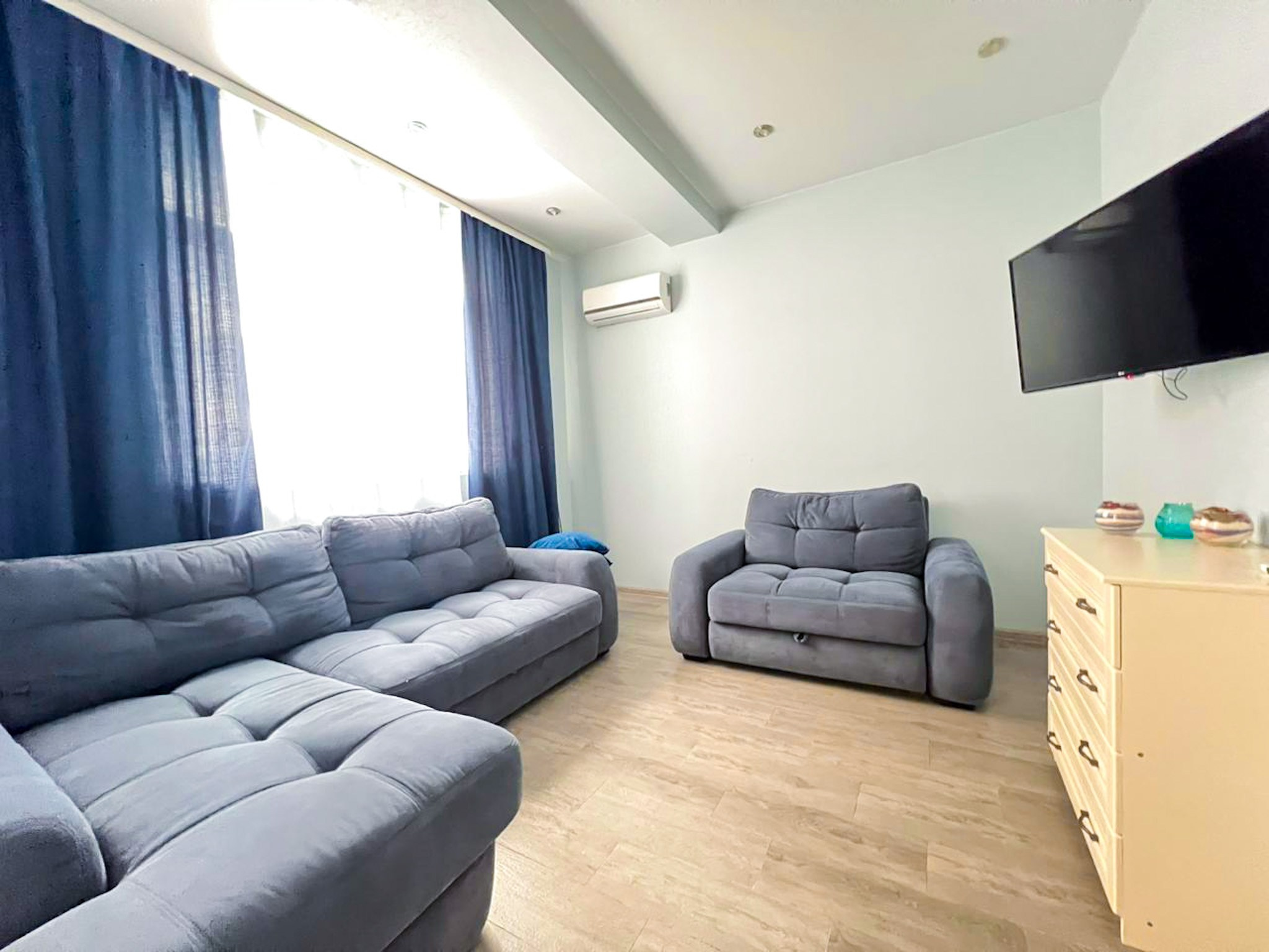 Просторная, уютная квартира с балконом в ж/к Посейдон, в 100 м от моря. Квартиры посуточно, длительно в Сочи, LARA APART GROUP