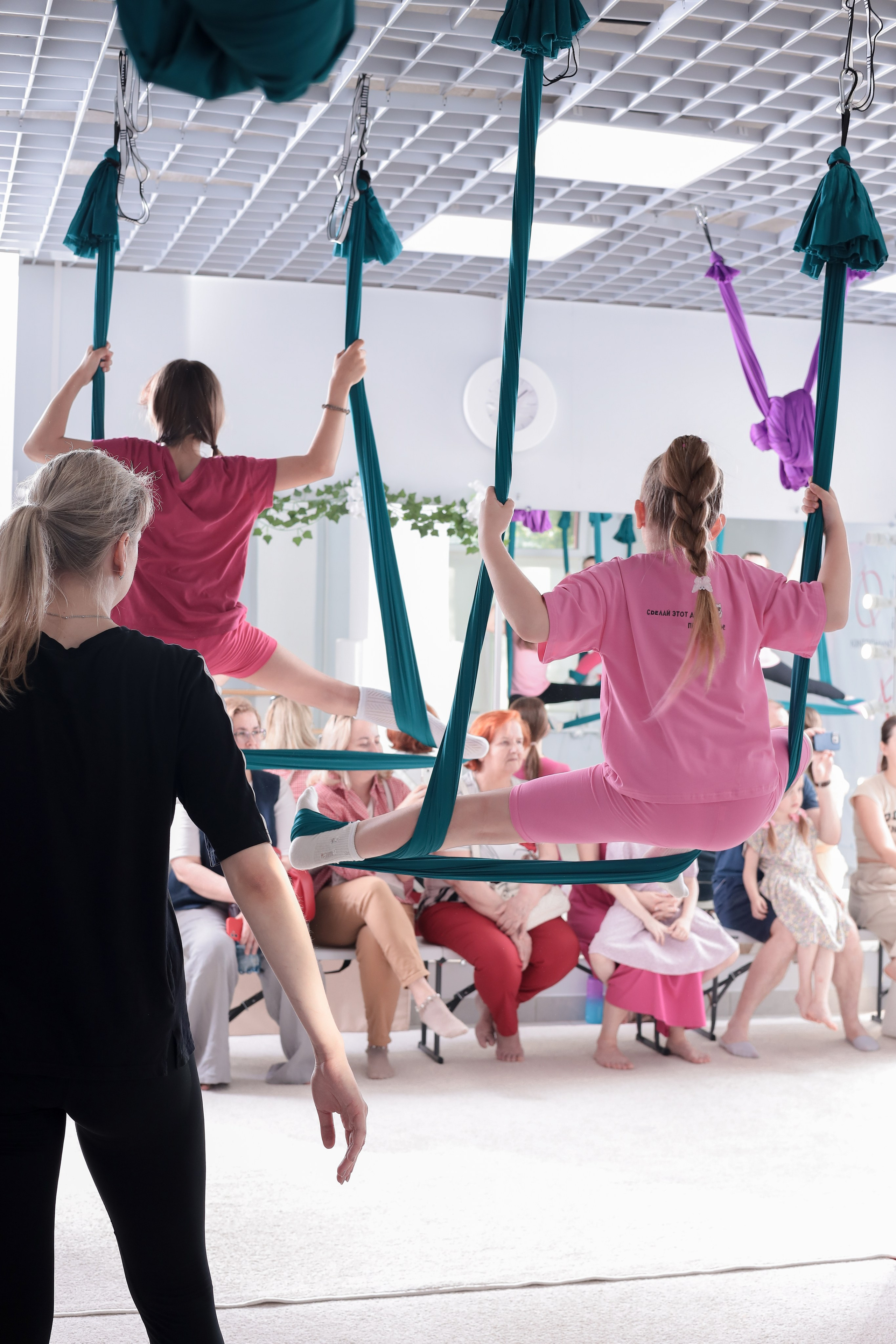 Детская аэройога. Фотограф Надршина Лилия