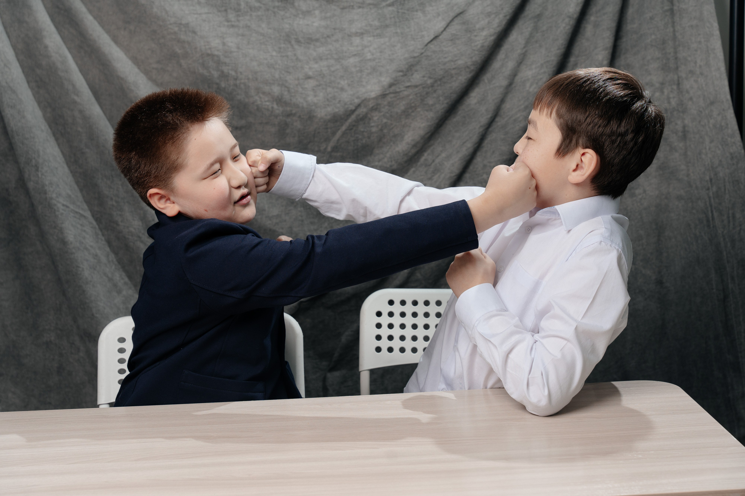 По двое. Выпускные альбомы в Нур-Султане (Астана) и по всему Казахстану