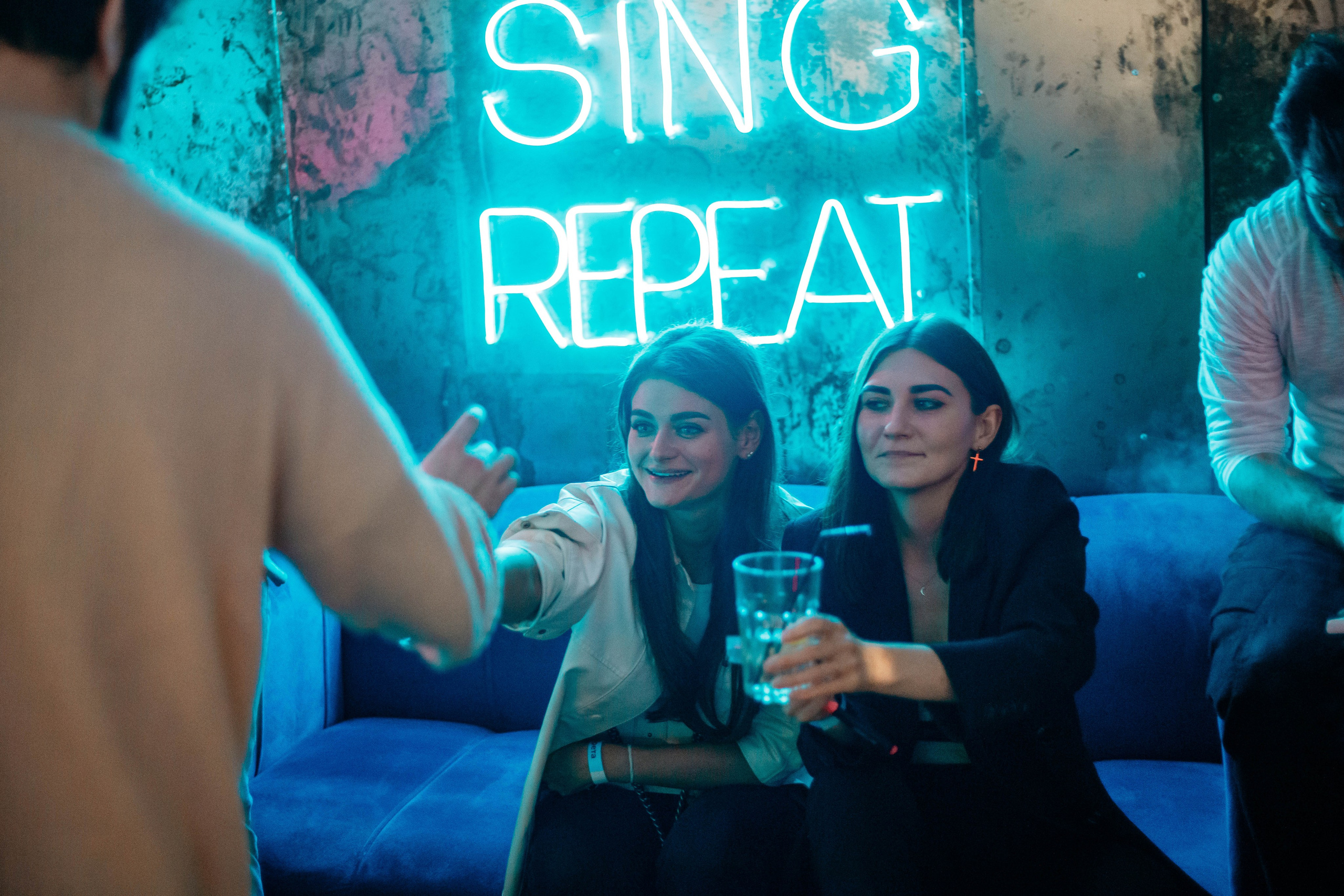 ЮНОСТЬ ВСЁ ПРОСТИТ