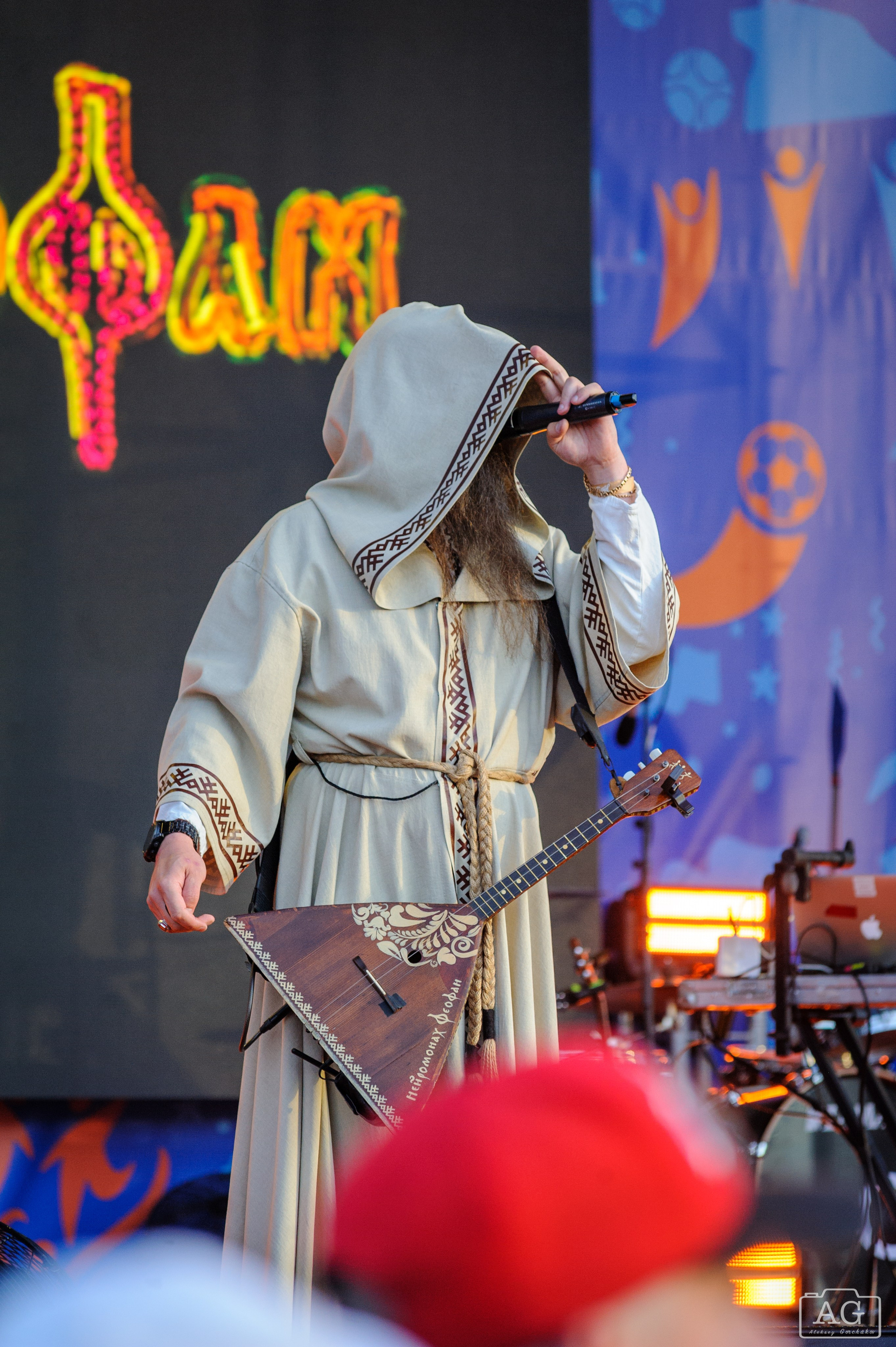 Нейромонах Феофан на открытой тренировке ФК «Зенит». Алексей Горчаков. Фотограф на ваш праздник