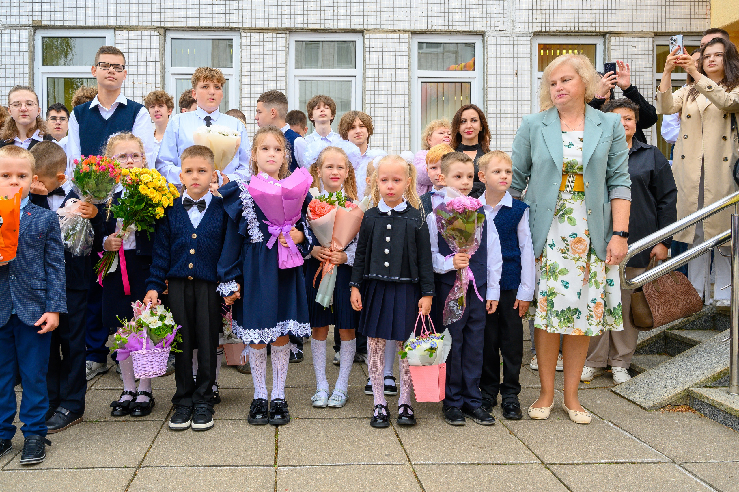 Вот звучит первый звонок, перед этим долгое приготовление к новому этапу в жизни, Яромир идет в школу. Фотоуслуги, услуги фотографа, фотографирование важных событий