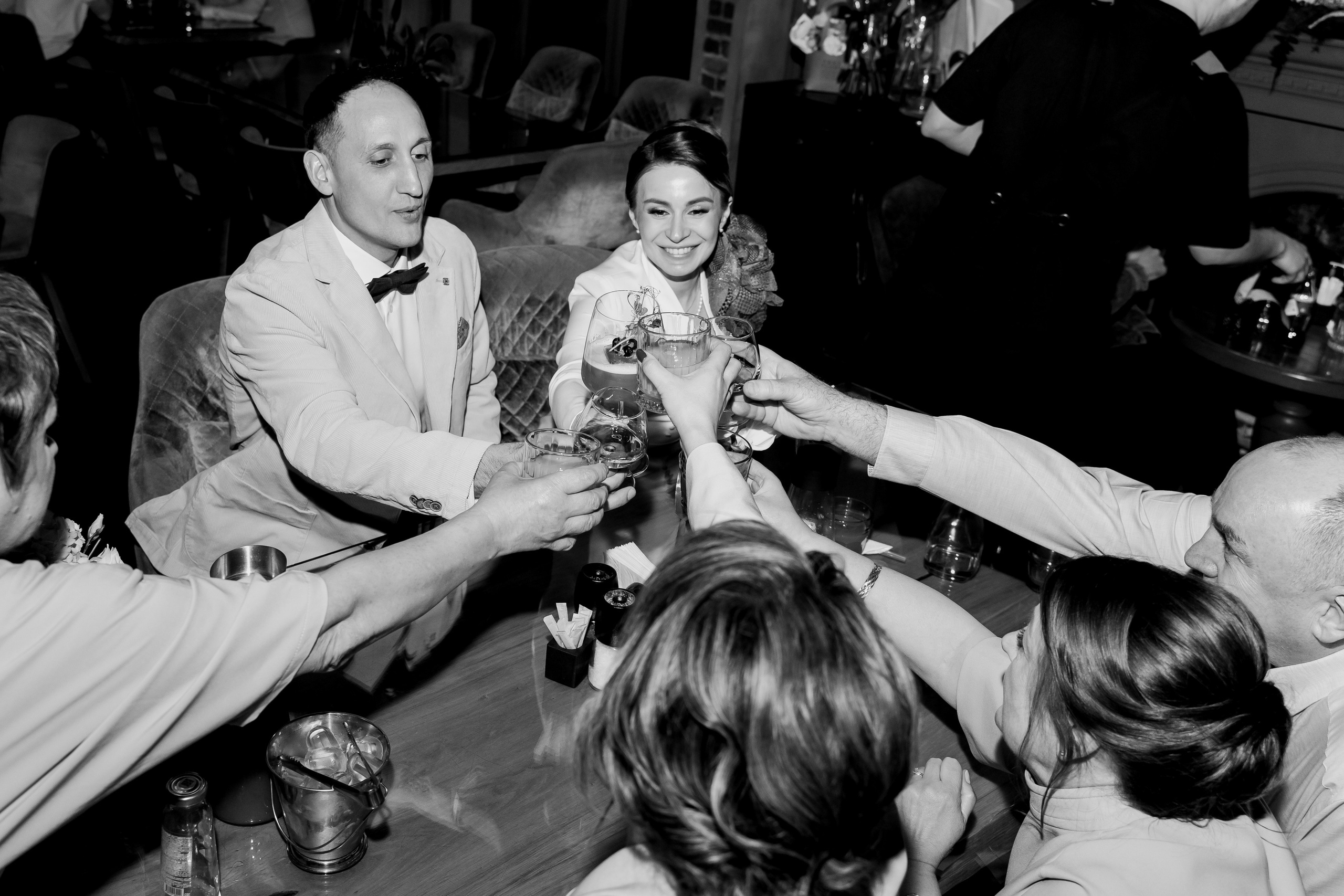 Свадебный фотограф в Москве. Свадебный фотограф Видное, Бутово, Домодедово, Щербинка, Царицыно. Свадебная фотосессия и сборы невесты в отеле Soluxe. Регистрация брака во дворце бракосочетания ВДНХ. Свадьба на ВДНХ. Свадебная фотосессия с ретро автомобилем Чайка. 