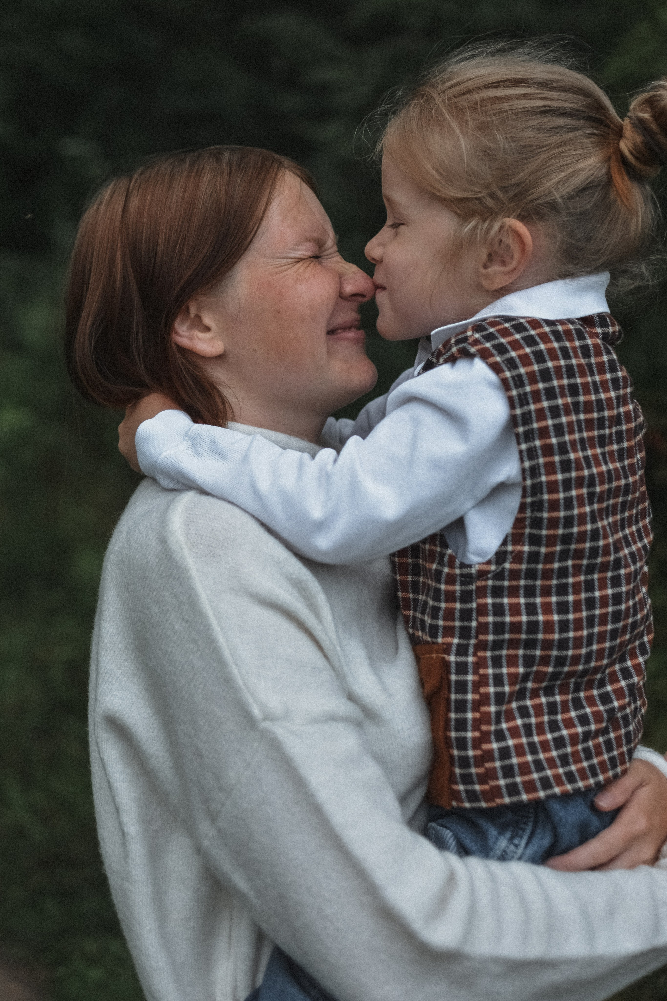 Мама и&nbsp;дочь в&nbsp;лесу