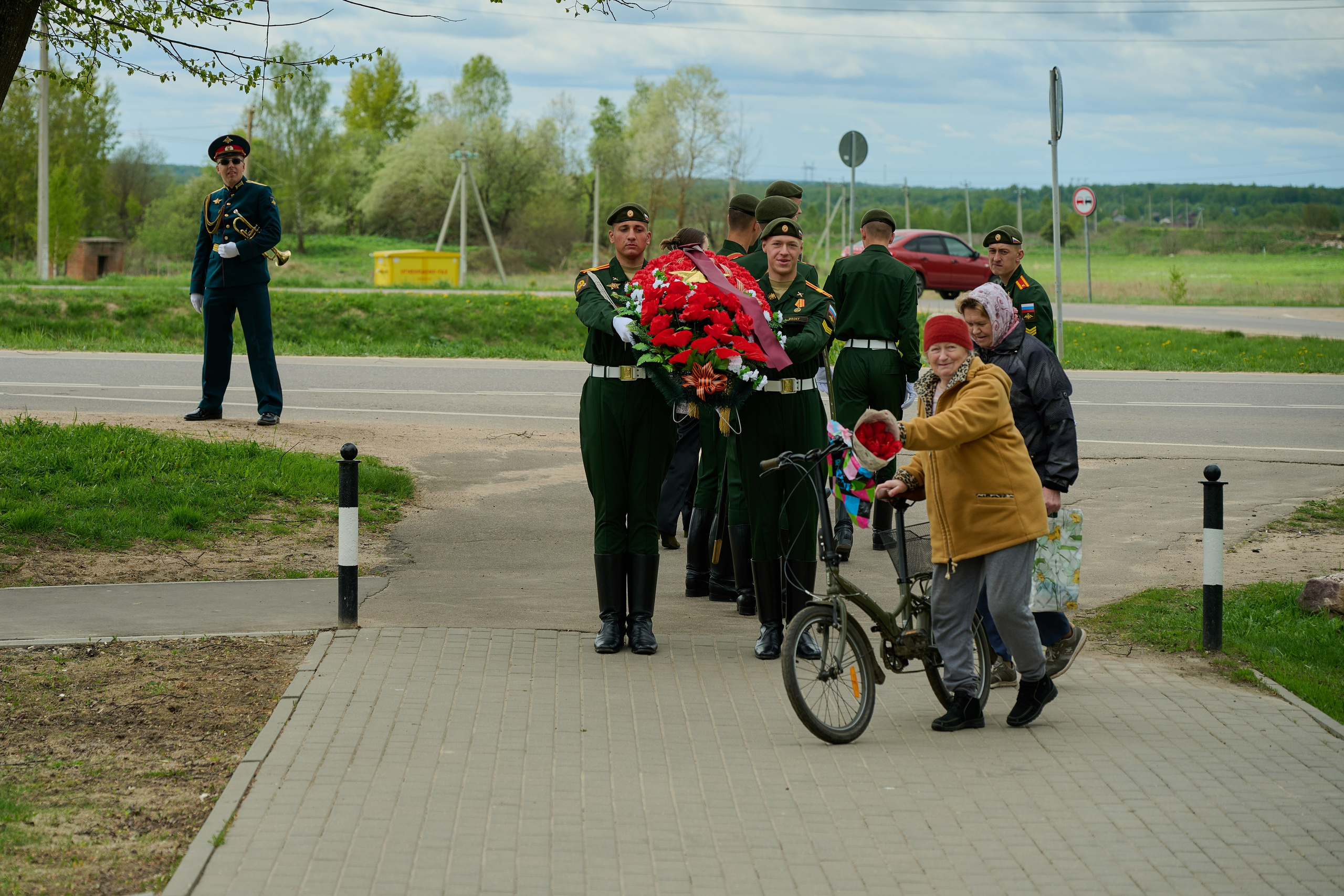 Памяти подвигу Кремлевских курсантов. Ярополец. Фотограф Роман Адлер