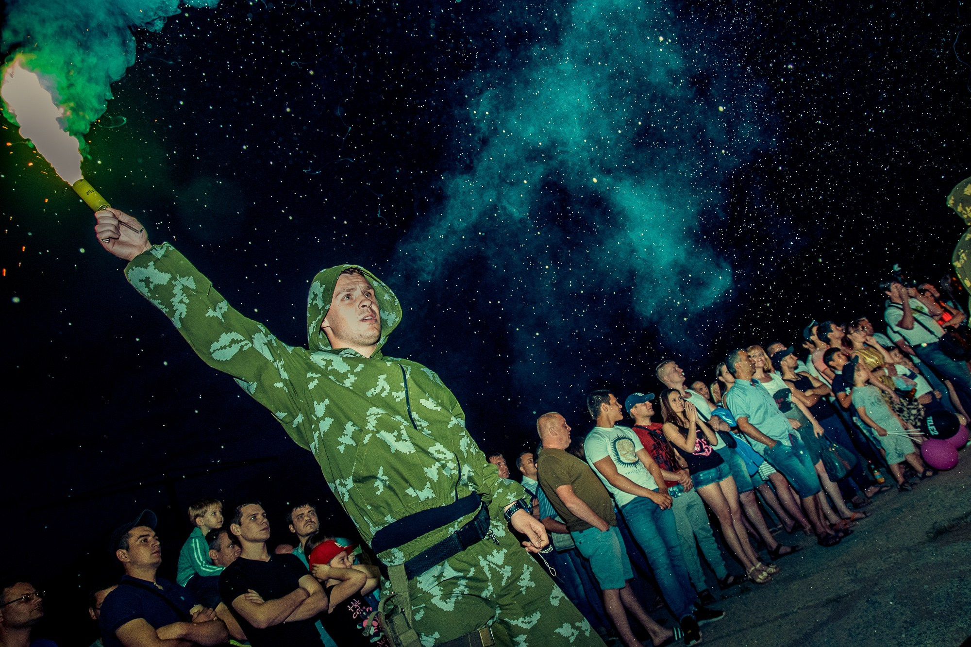 Мужчина держит зелёный сигнальный огонь над головой