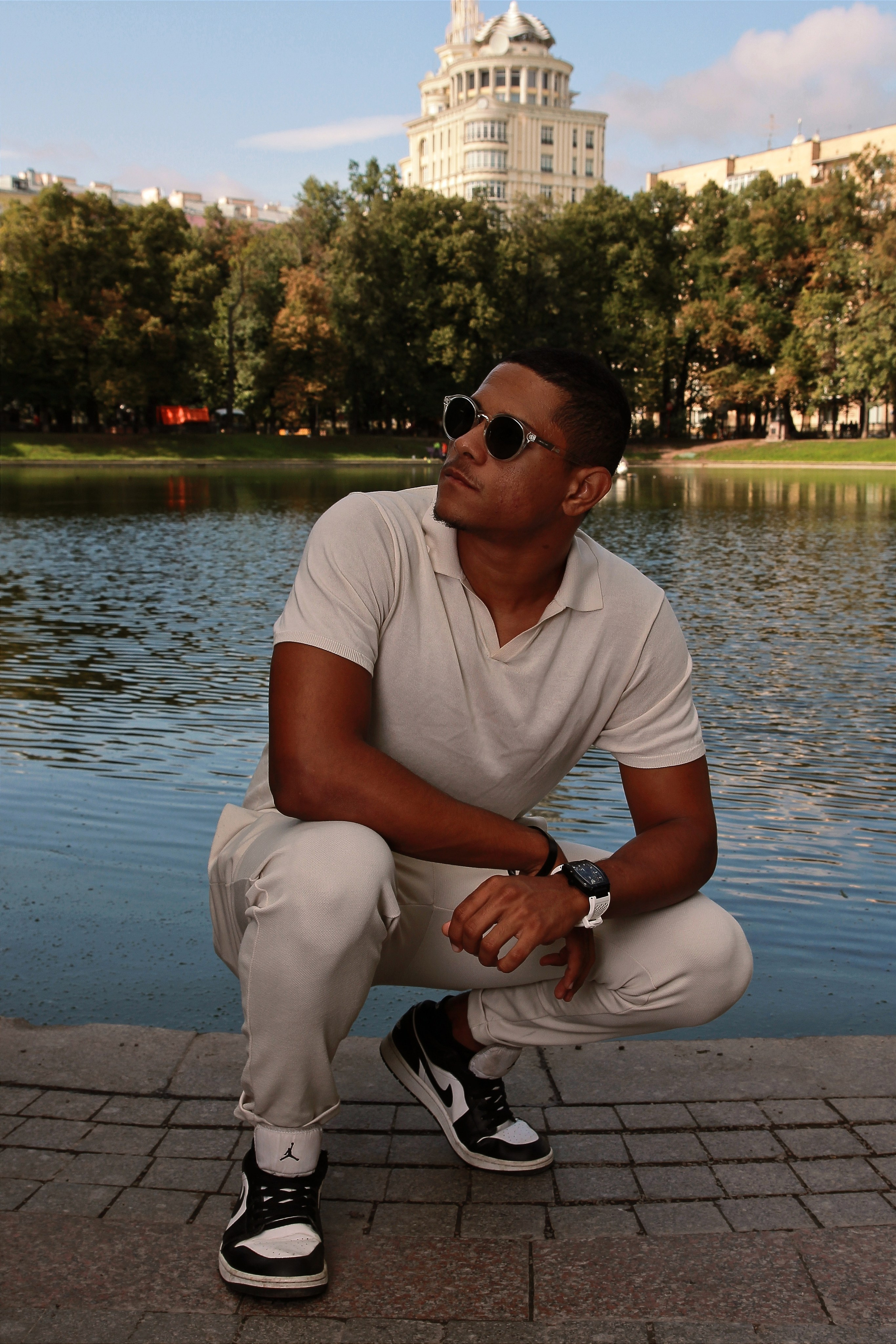 Мужской портрет. Контакты