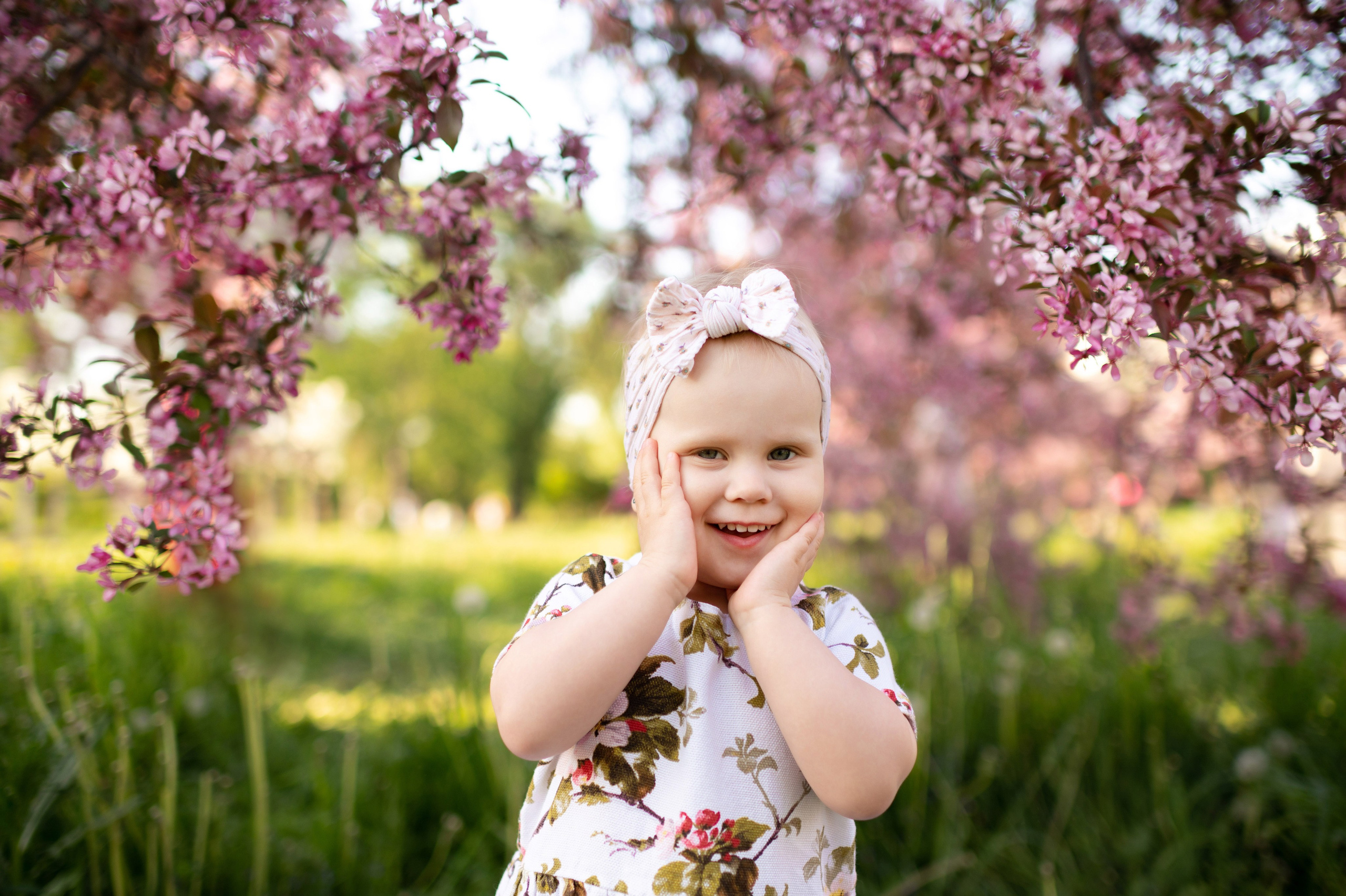 Ника и родители в розовых яблонях. Портретный, семейный и свадебный фотограф в Санкт-Петербурге и в Пушкине Ширяев Денис