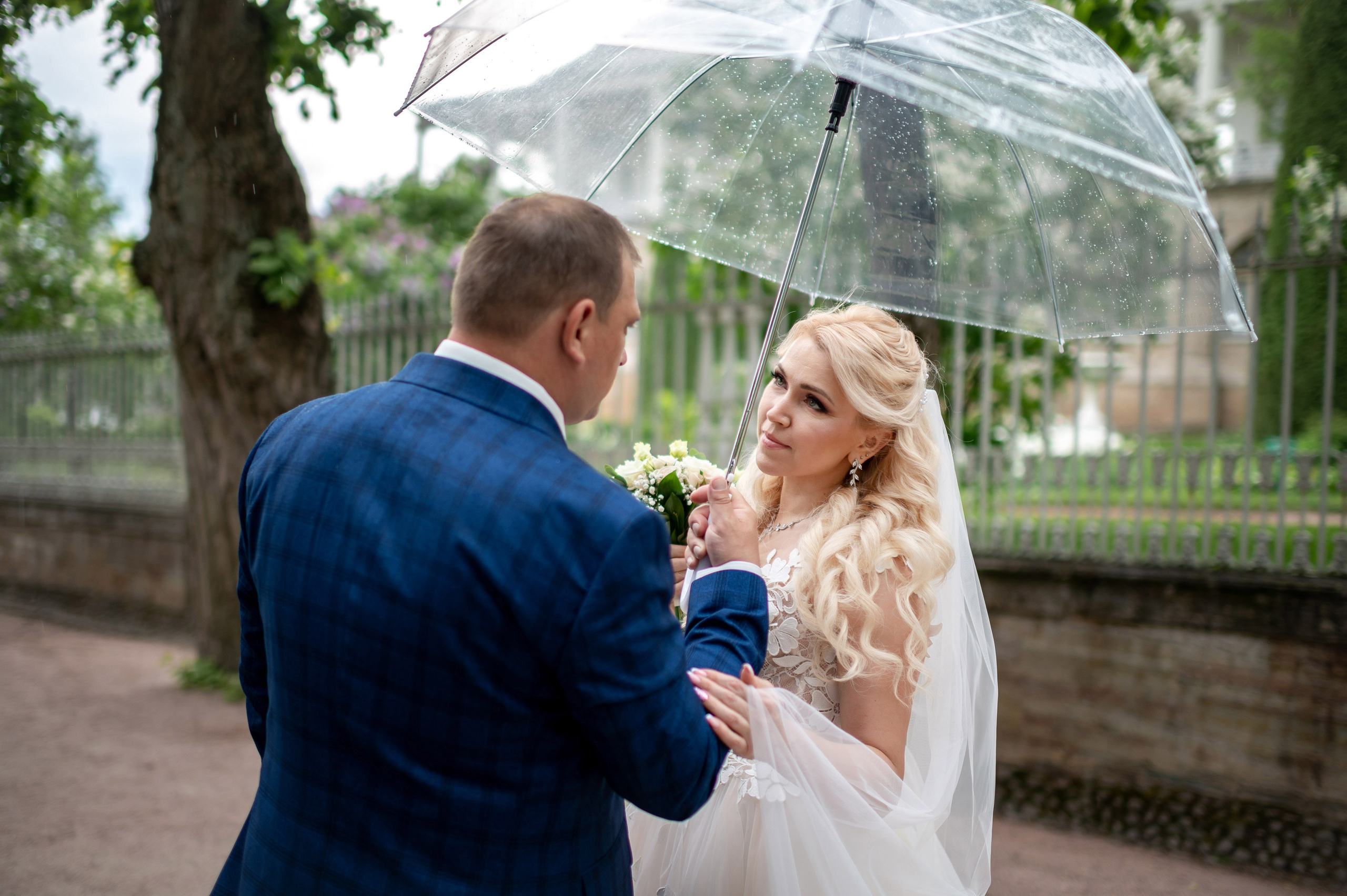 Евгения (фотосессия с малиновым chevrolet camaro, в сирени в Пушкине в Екатерининском парке). Портретный, семейный и свадебный фотограф в Санкт-Петербурге и в Пушкине Ширяев Денис