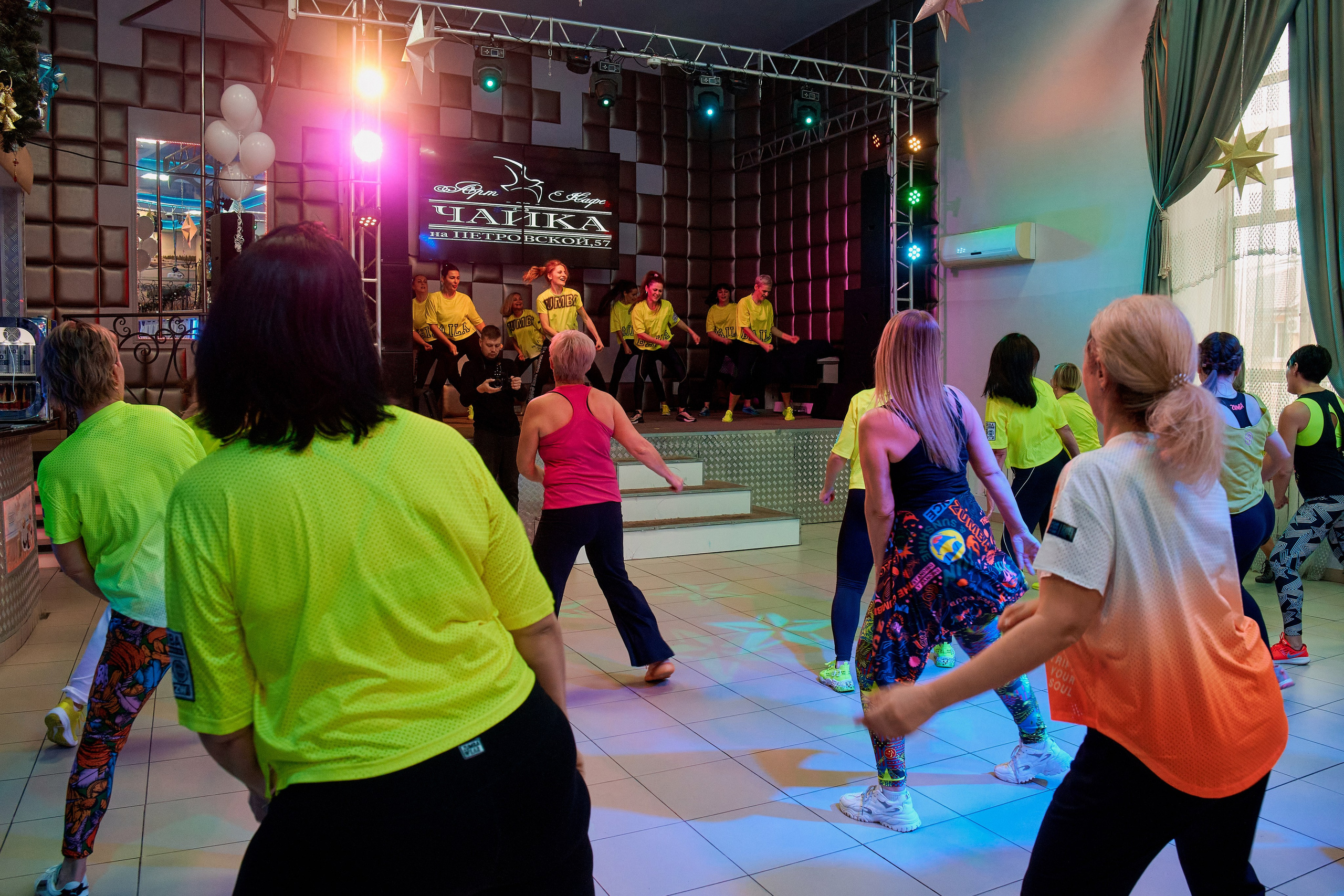 Благотворительная тренировка ЗУМБА. Арт-кафе «Чайка». Фотограф Таганрог Анна Трайжон