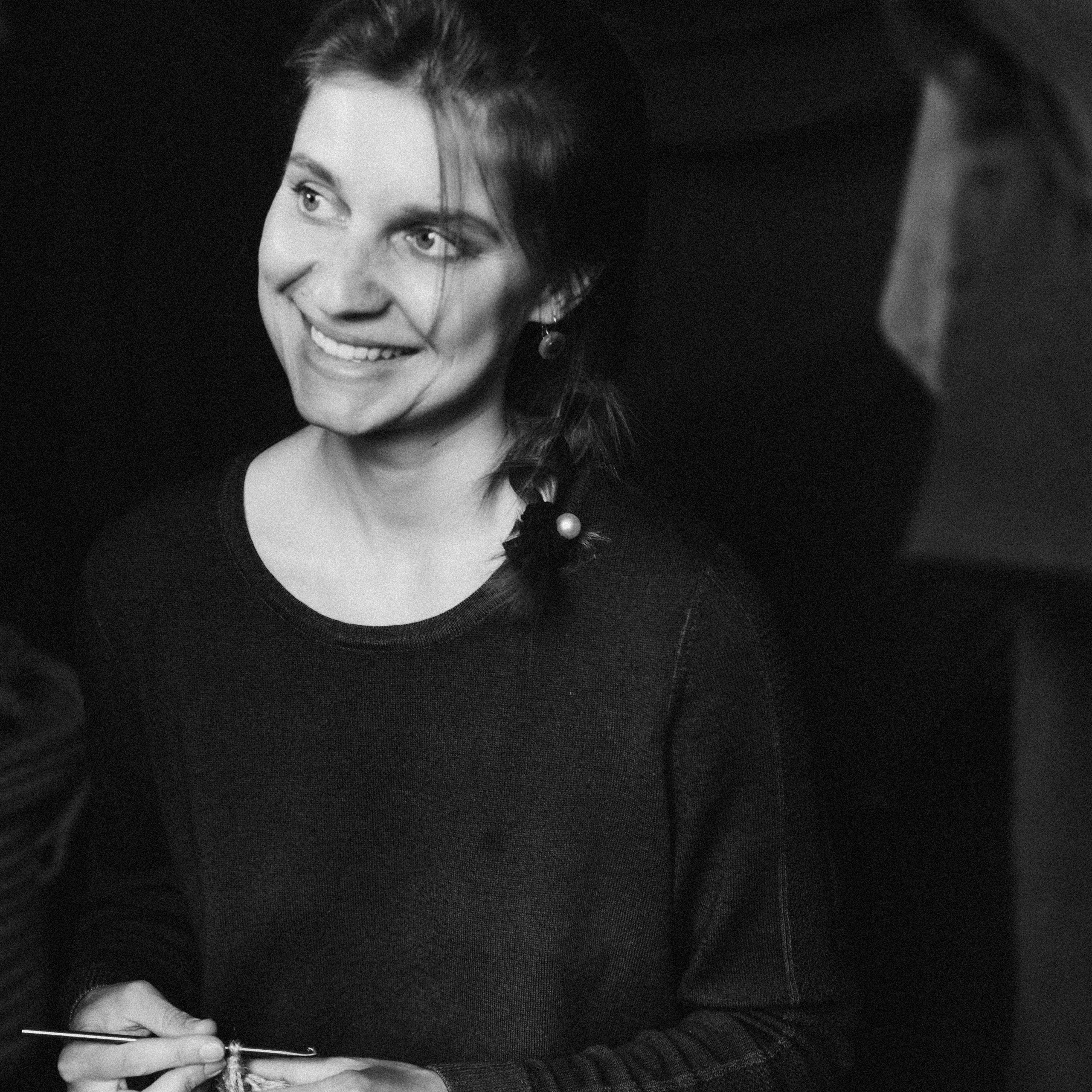 Как Ира плетёт корзинки. Арина Мелехова фотограф Красная Поляна