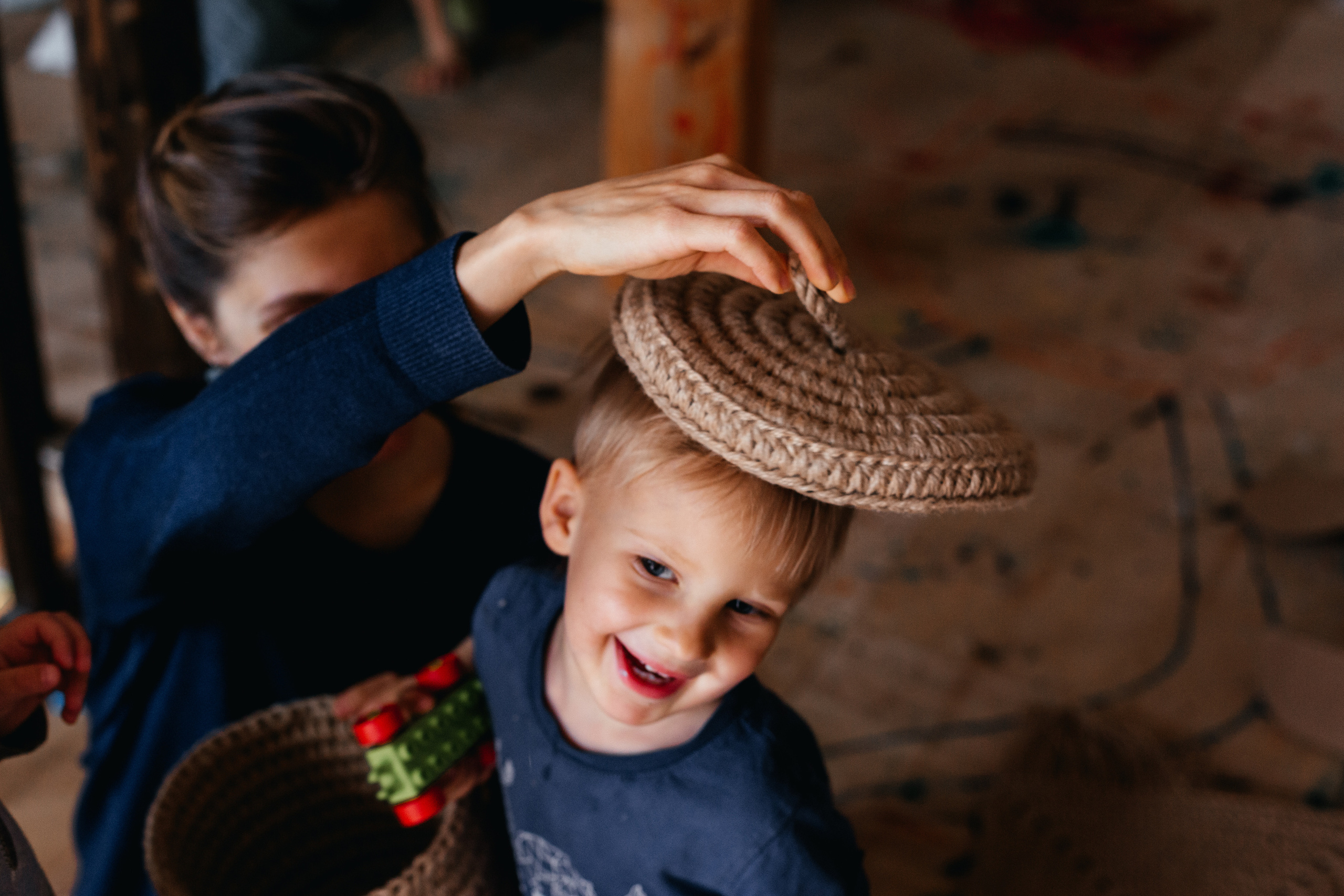 Как Ира плетёт корзинки. Арина Мелехова фотограф Красная Поляна