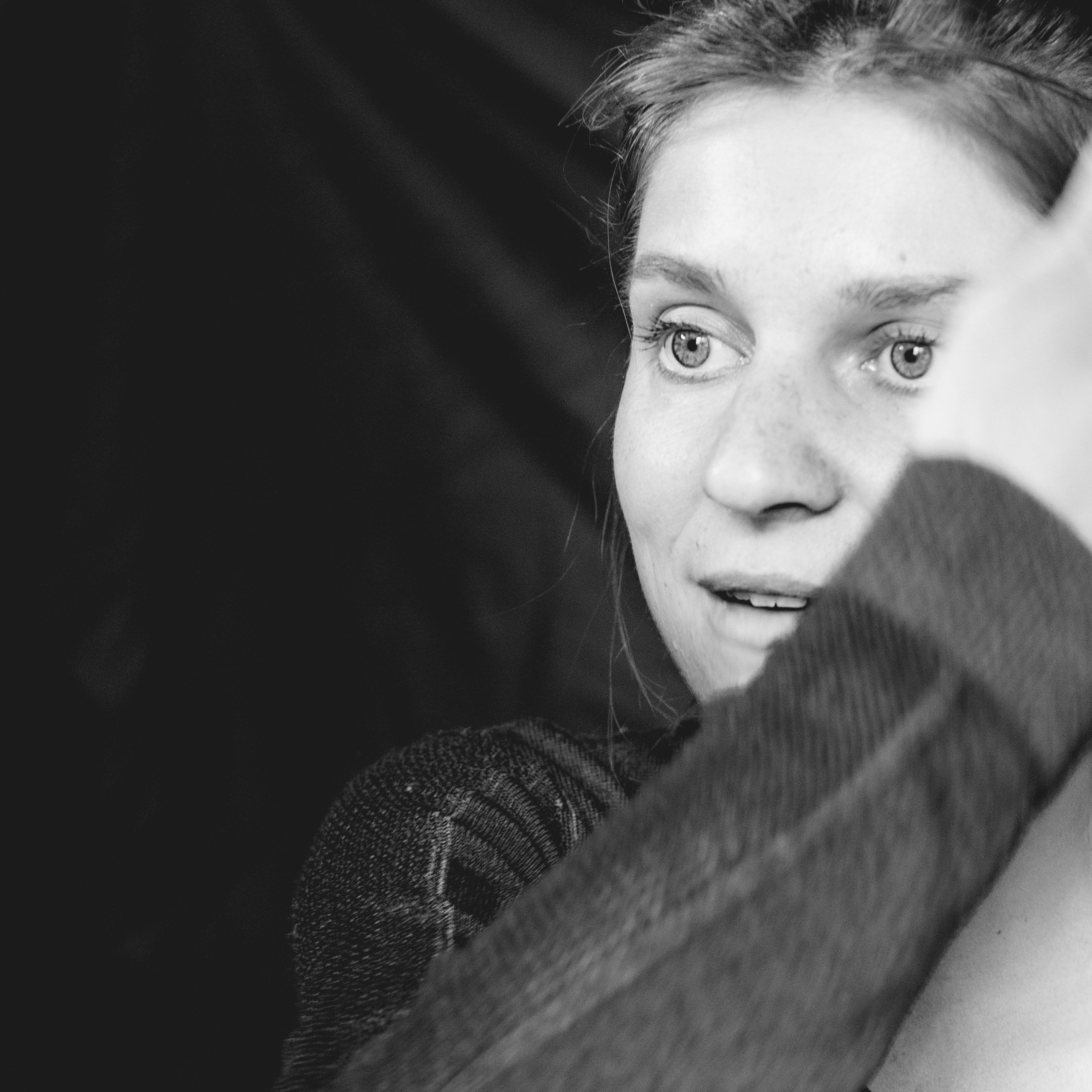 Как Ира плетёт корзинки. Арина Мелехова фотограф Красная Поляна