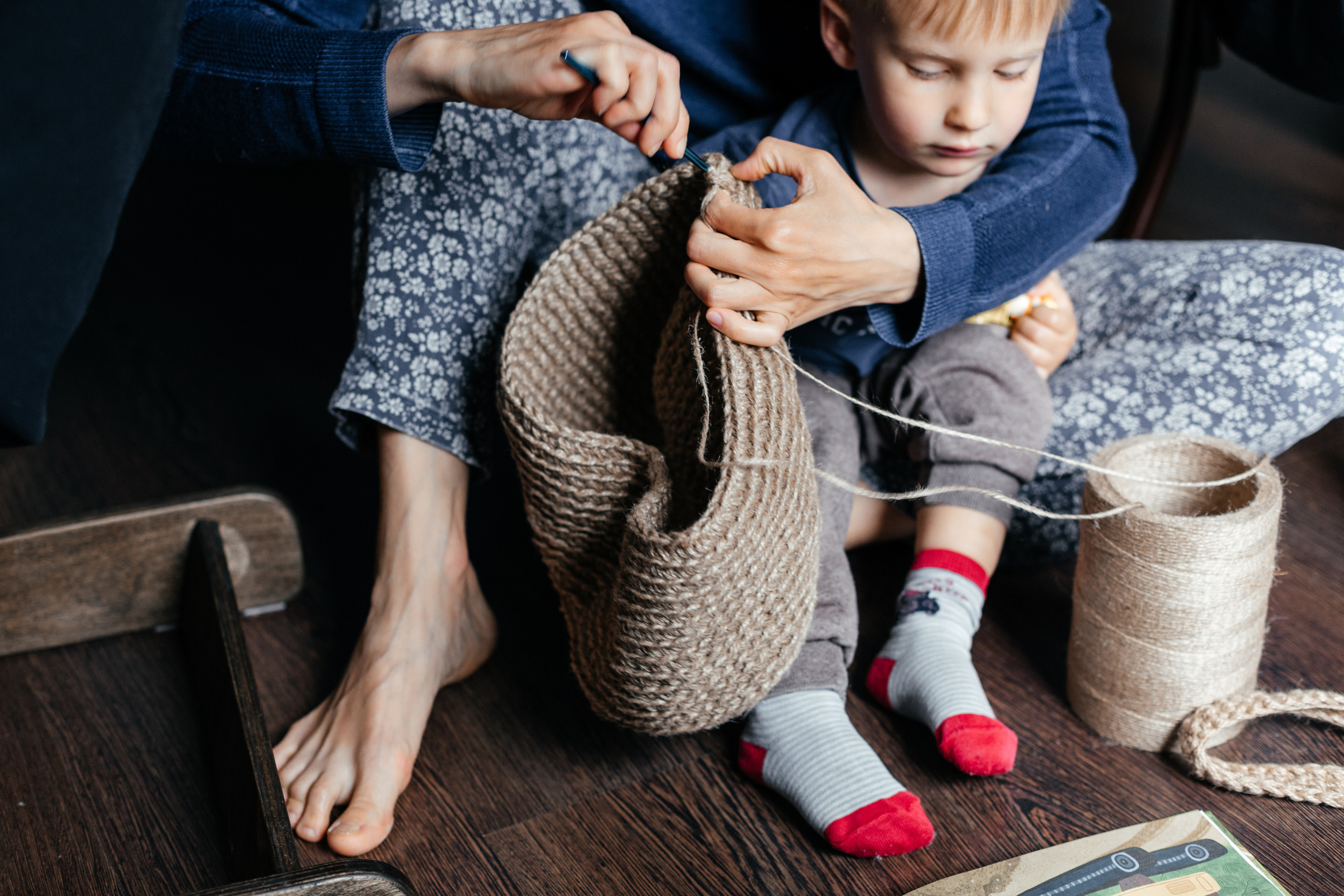 Как Ира плетёт корзинки. Арина Мелехова фотограф Красная Поляна