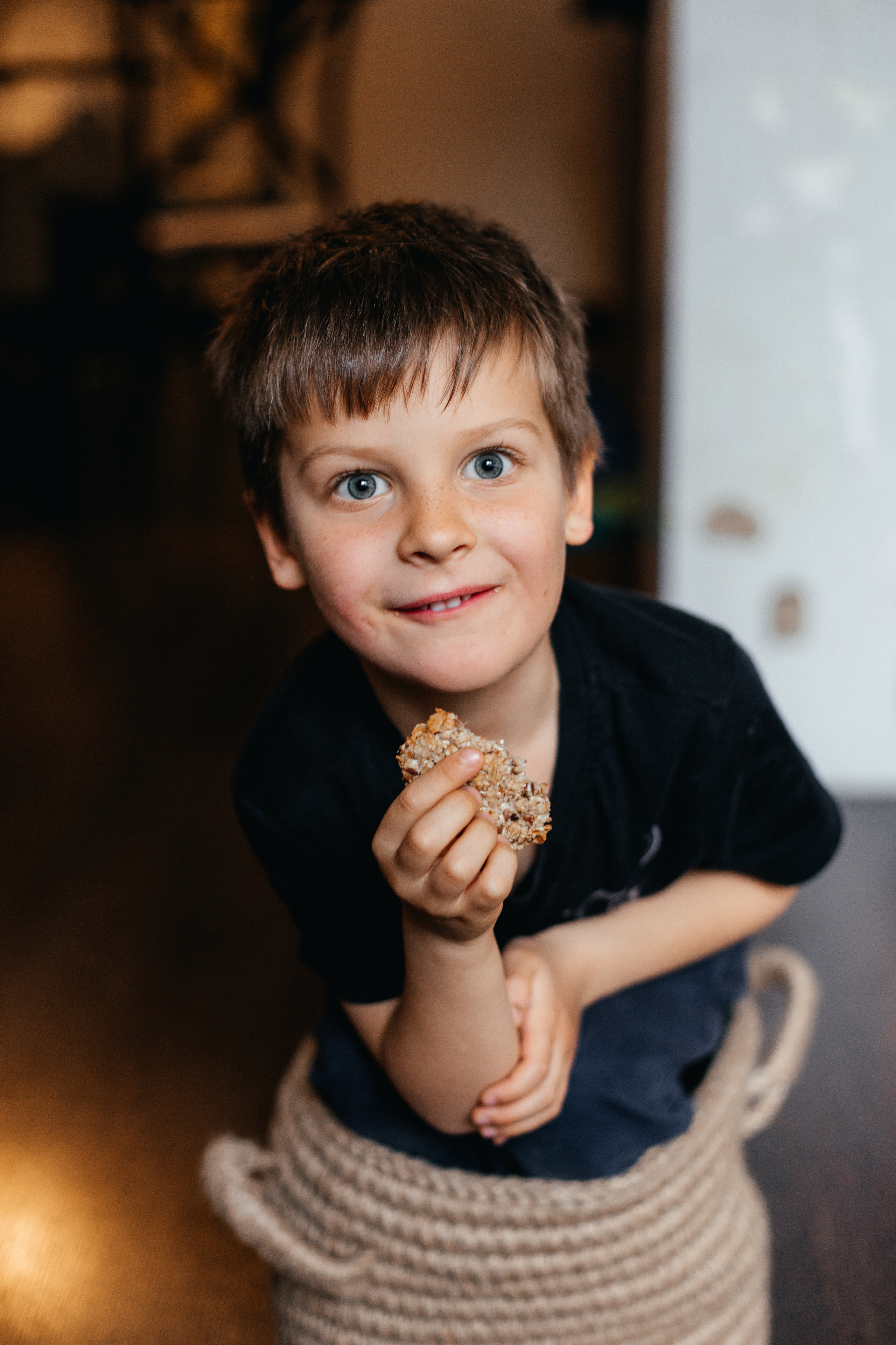 Как Ира плетёт корзинки. Арина Мелехова фотограф Красная Поляна