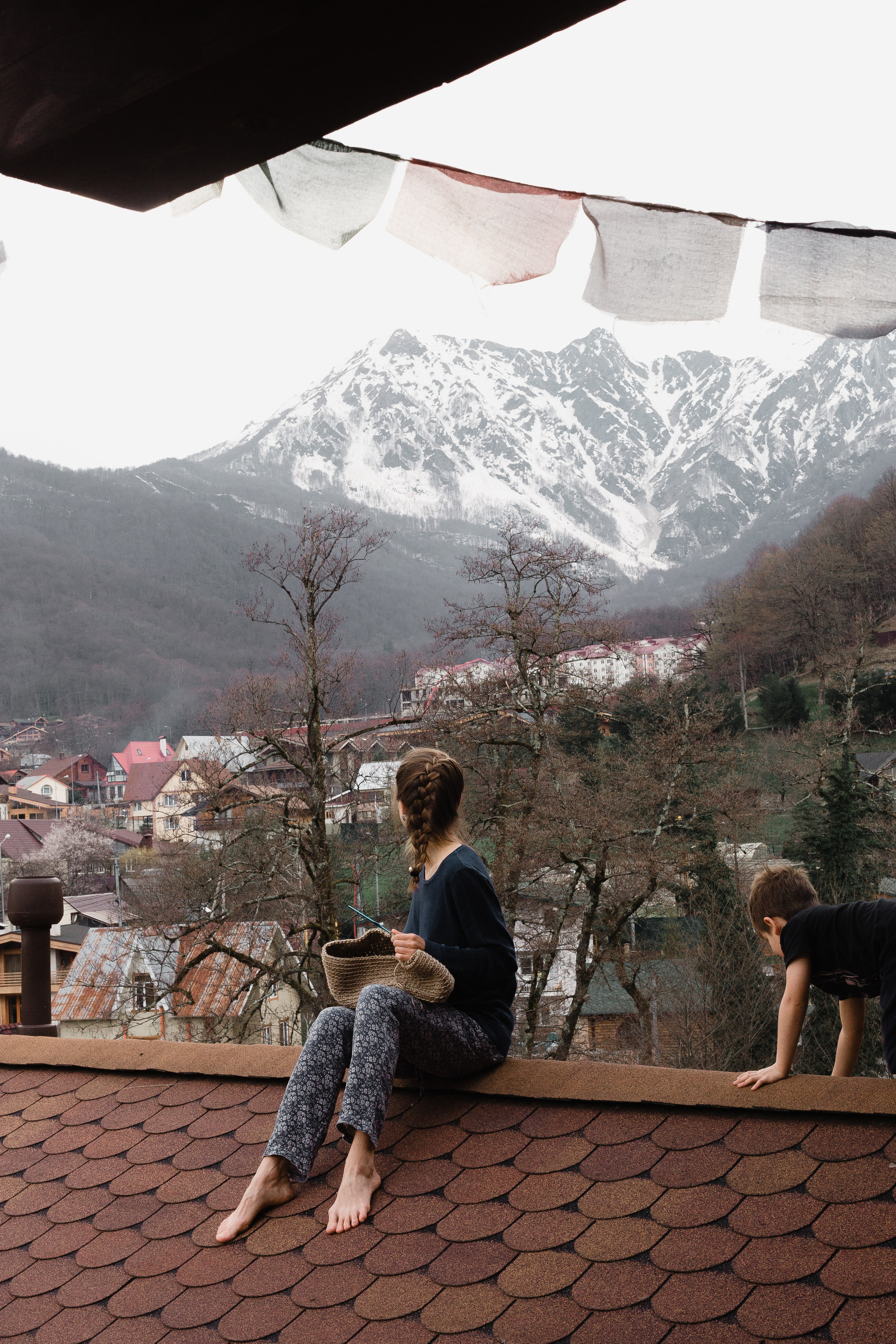 Как Ира плетёт корзинки. Арина Мелехова фотограф Красная Поляна