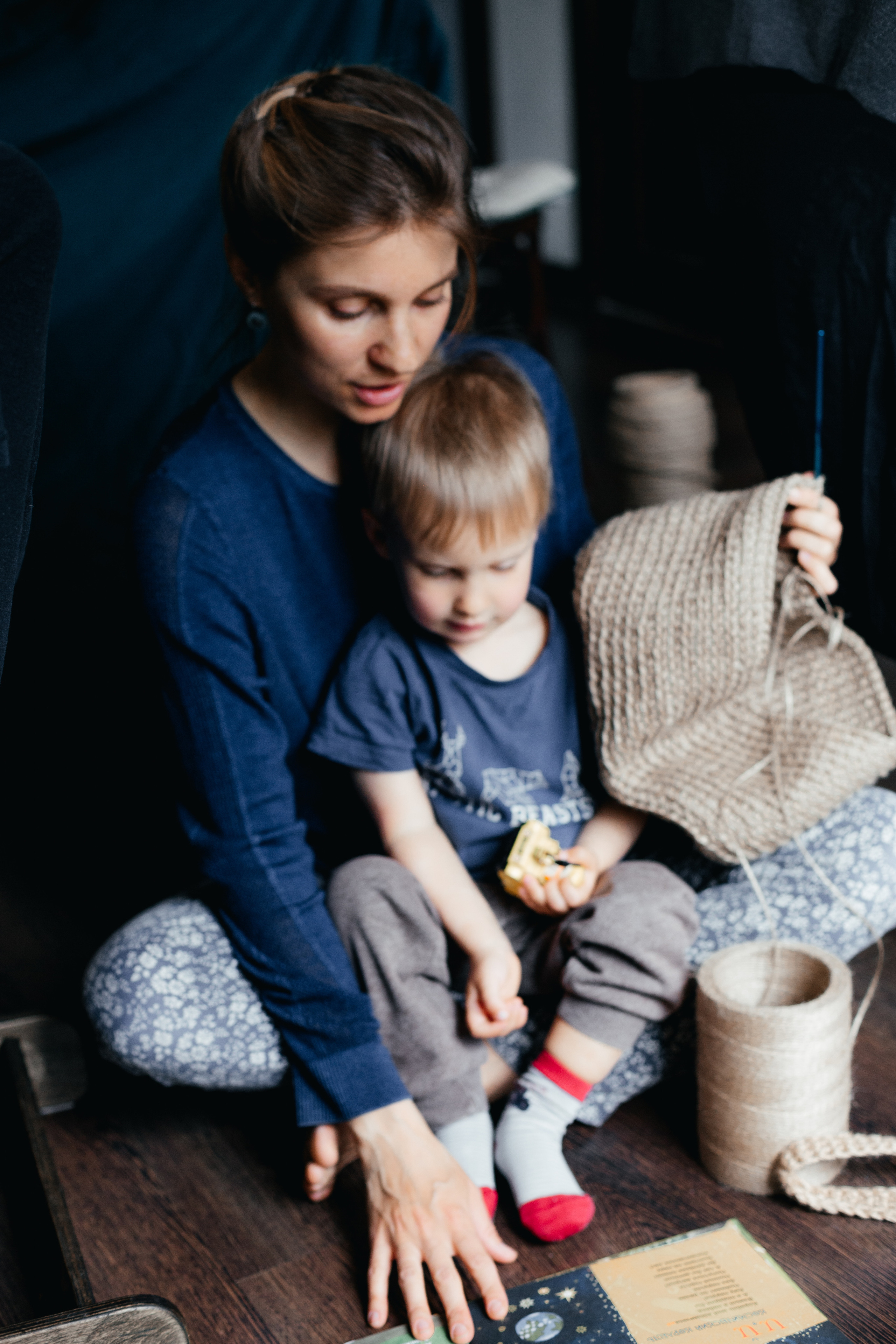 Как Ира плетёт корзинки. Арина Мелехова фотограф Красная Поляна