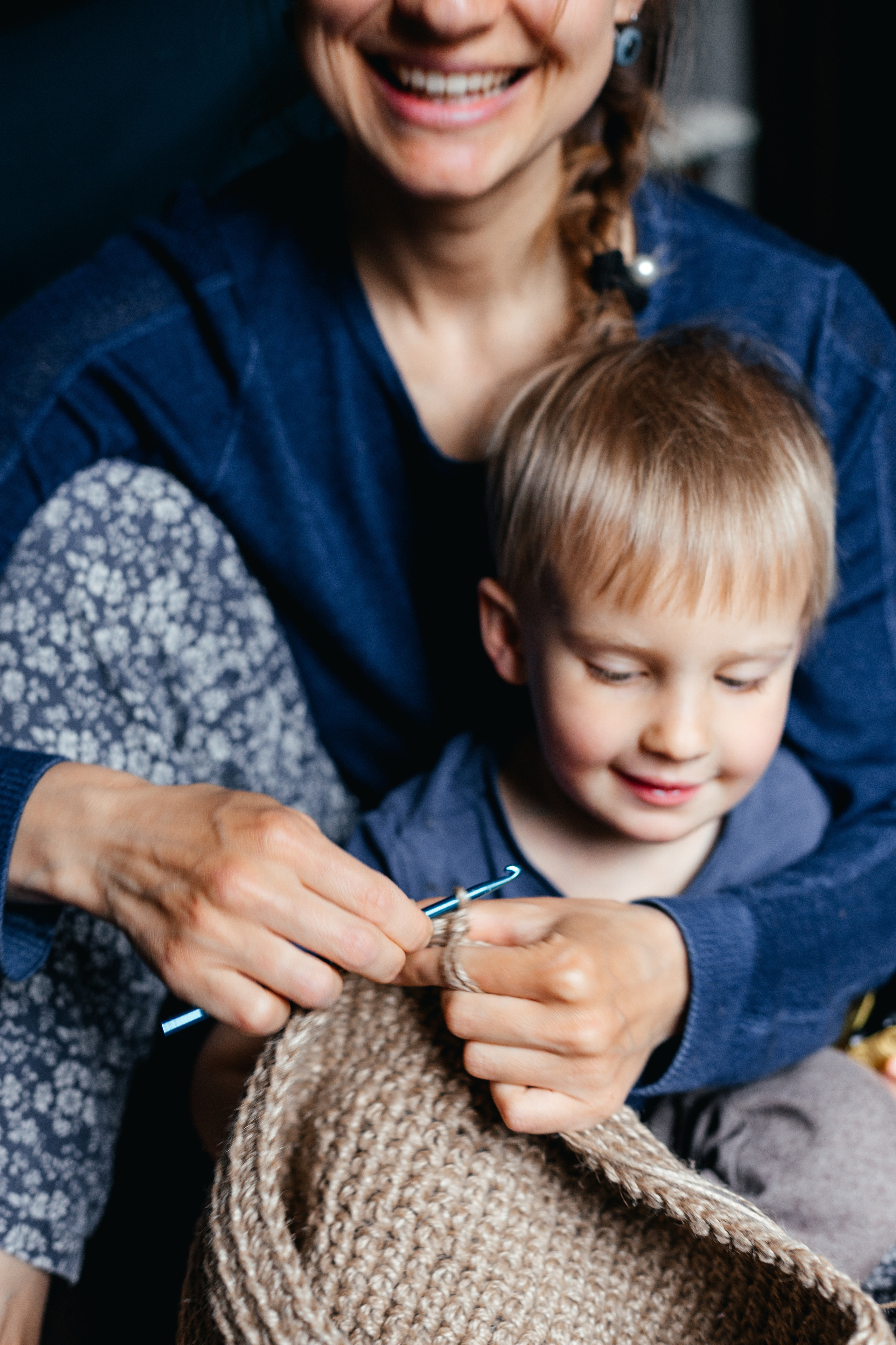 Как Ира плетёт корзинки. Арина Мелехова фотограф Красная Поляна