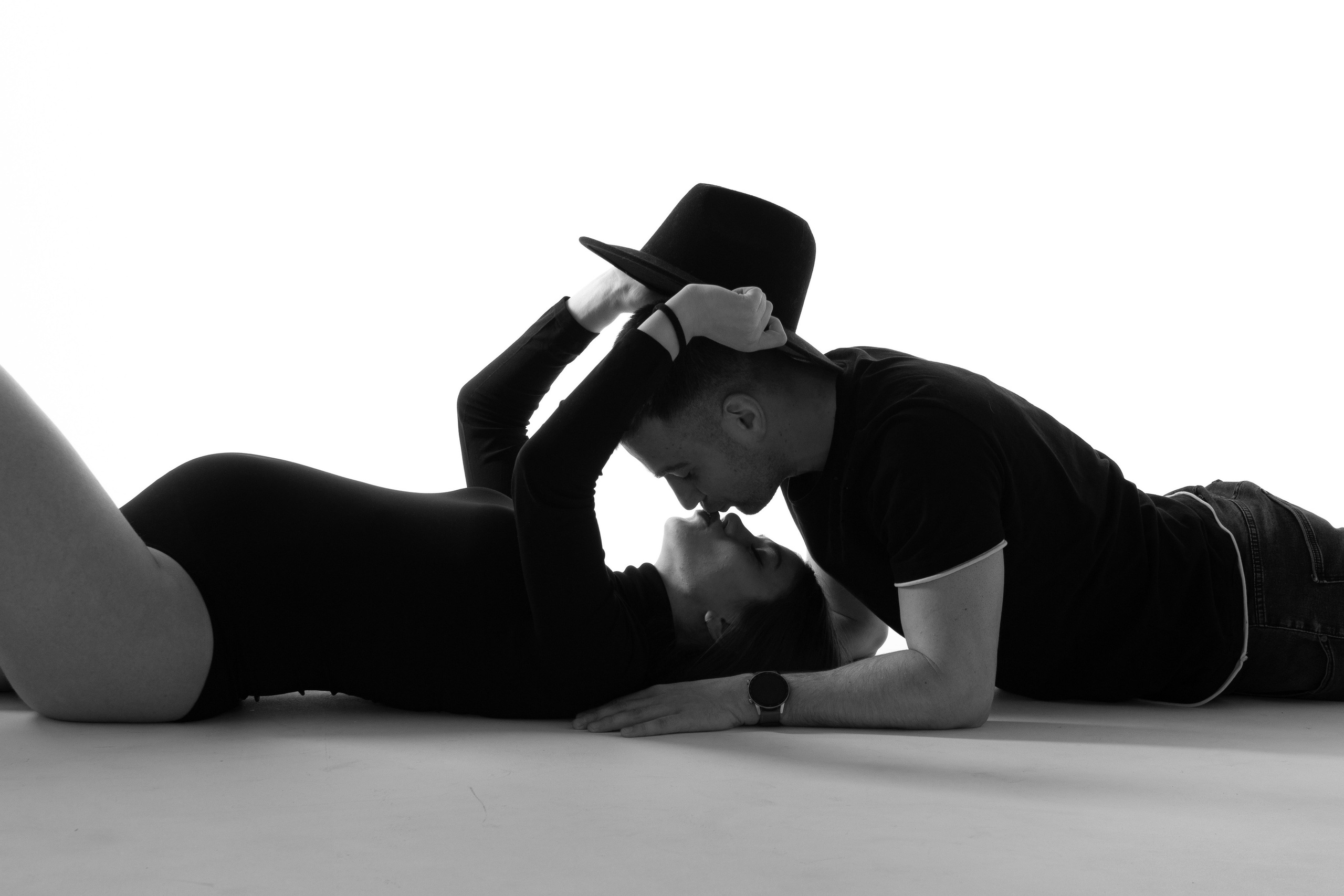 Совместная фотосессия беременности, беременная девушка с супругом. Фотограф беременности в Тюмени Любовь Докучаева