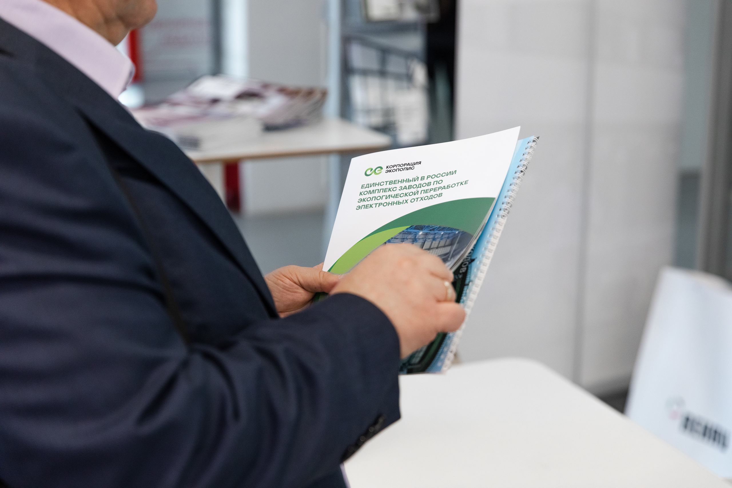 Зеленый офис. Зеленый город. Свадебный репортажный фотограф в Москве