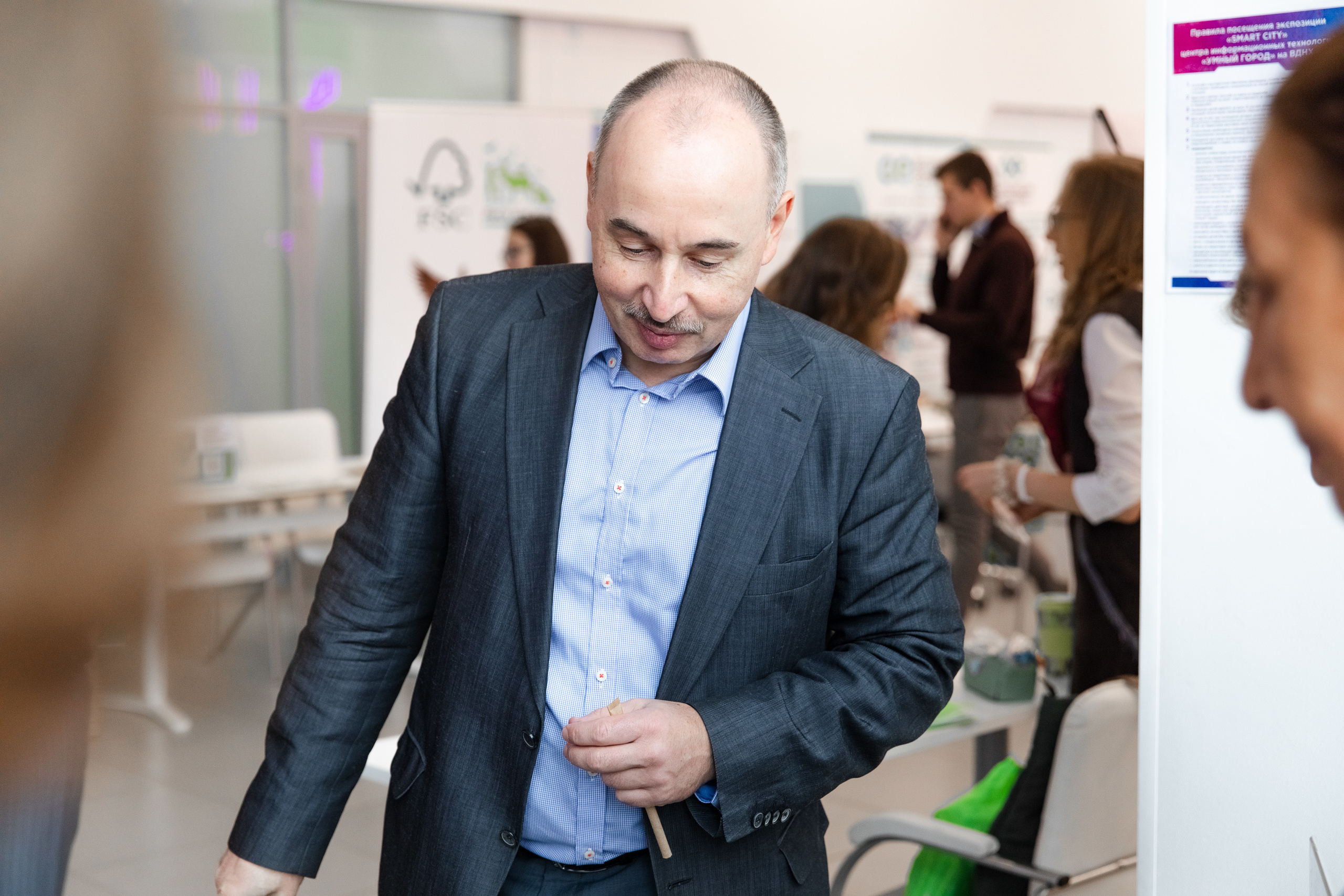 Зеленый офис. Зеленый город. Свадебный репортажный фотограф в Москве