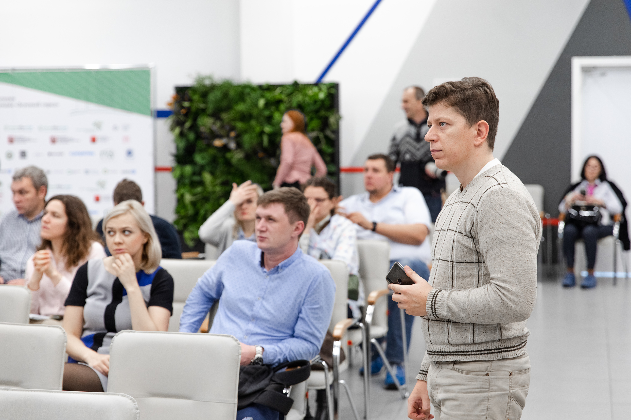 Зеленый офис. Зеленый город. Свадебный репортажный фотограф в Москве