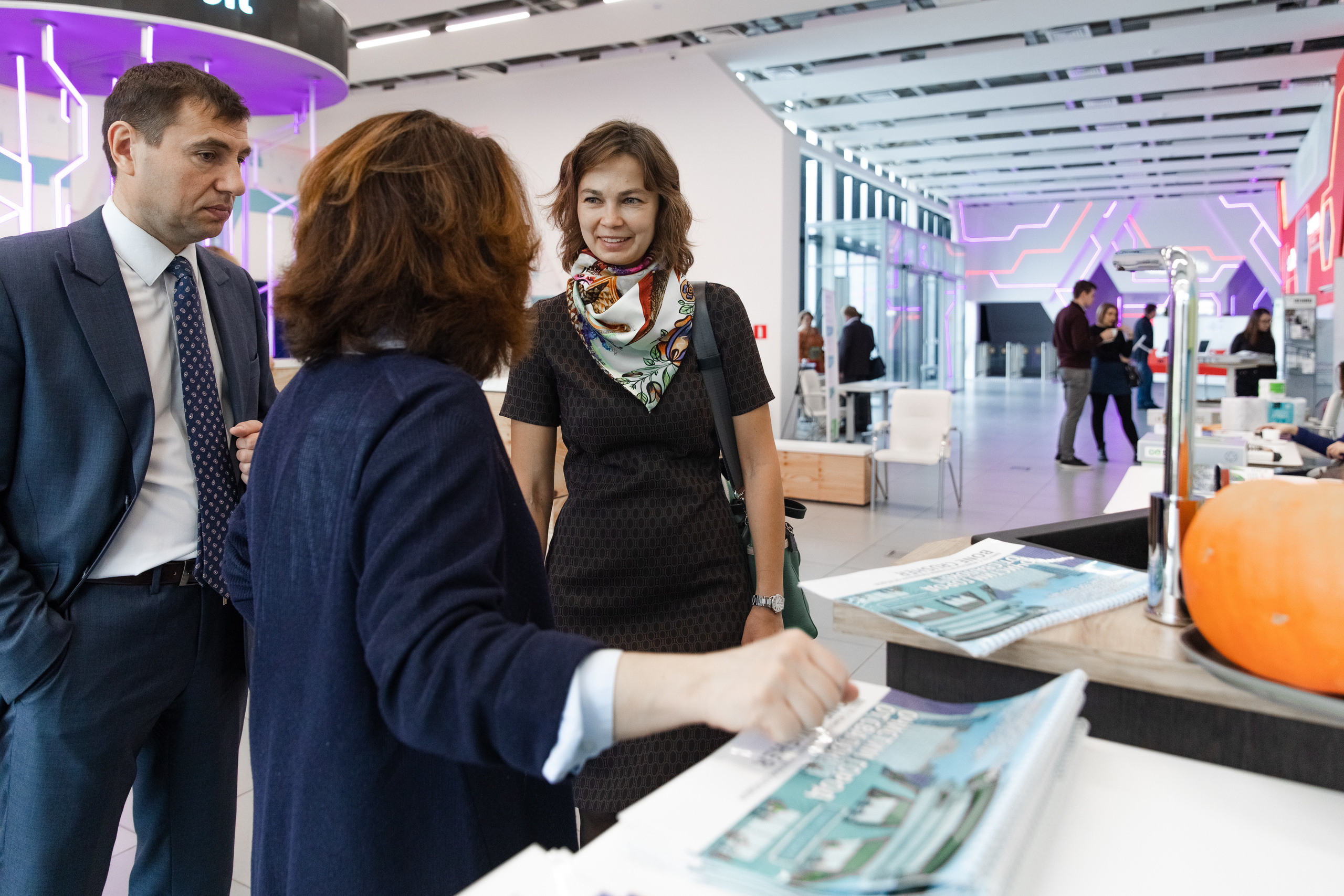 Зеленый офис. Зеленый город. Свадебный репортажный фотограф в Москве