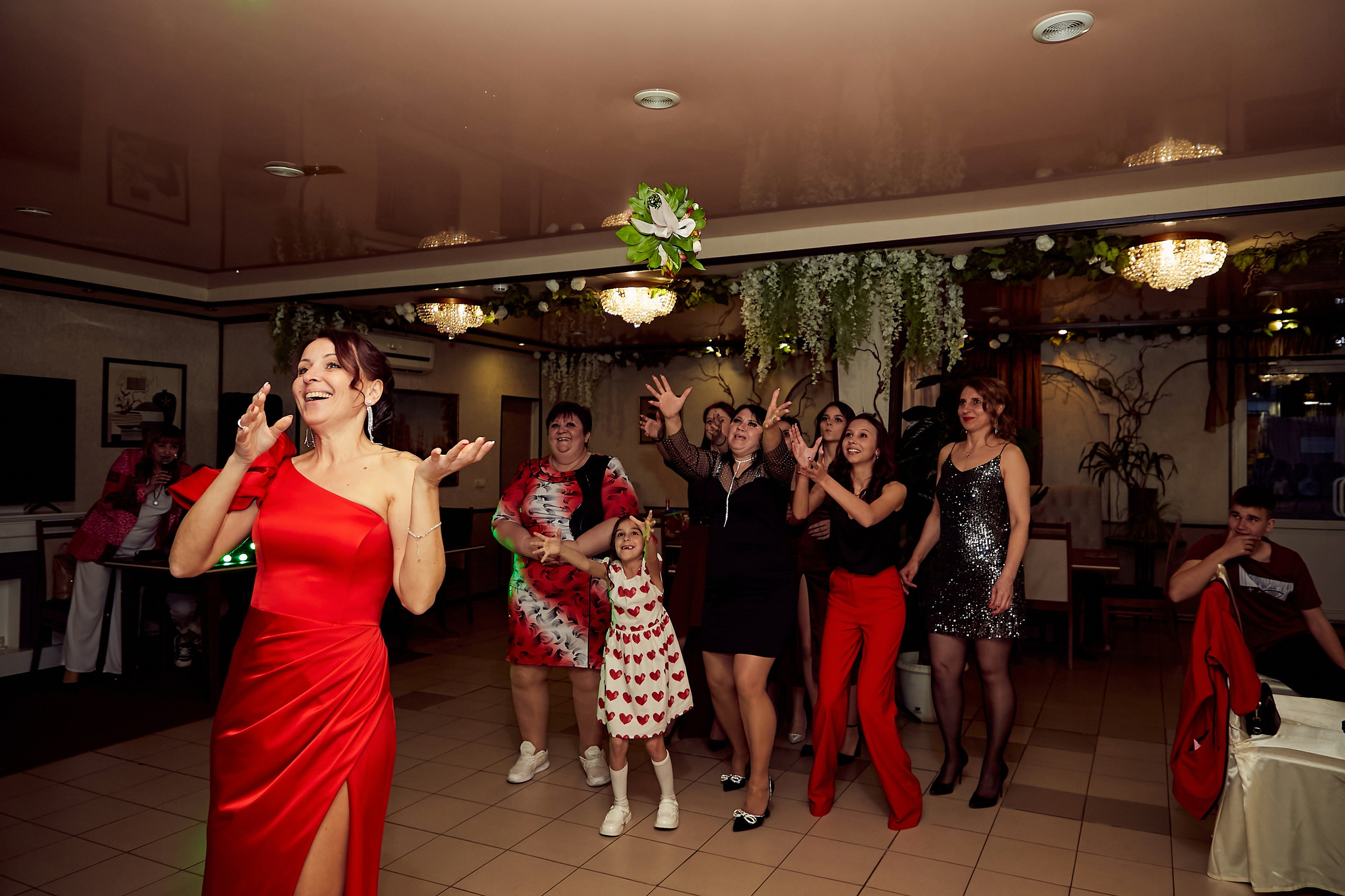 невеста бросает букет, свадебная фотосессия Краснодар