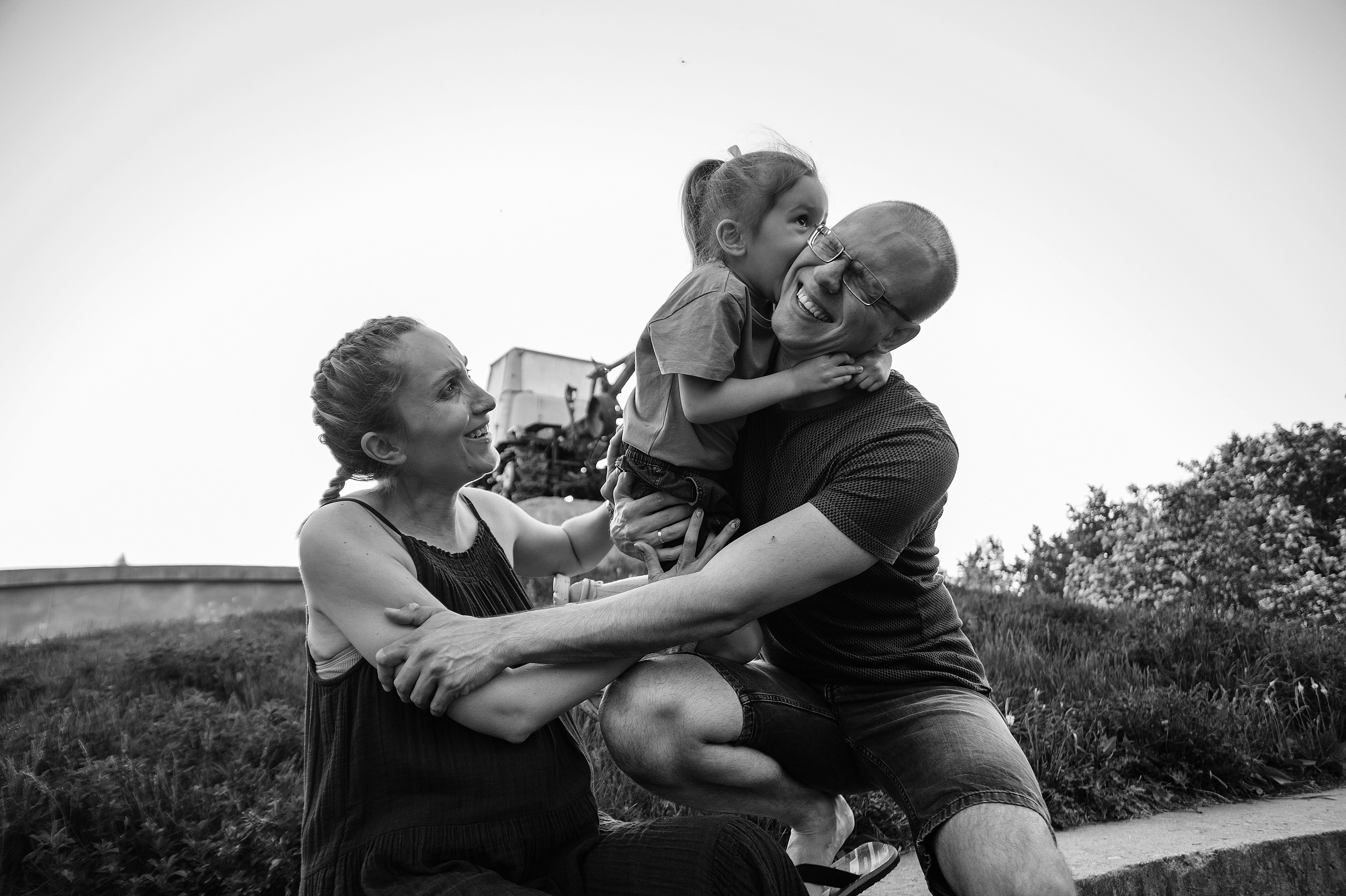 Уличная семейная фотосессия в Краснообске. Семейный фотограф Дарья Едапина Новосибирск. Фотограф Дарья Едапина Новосибирск