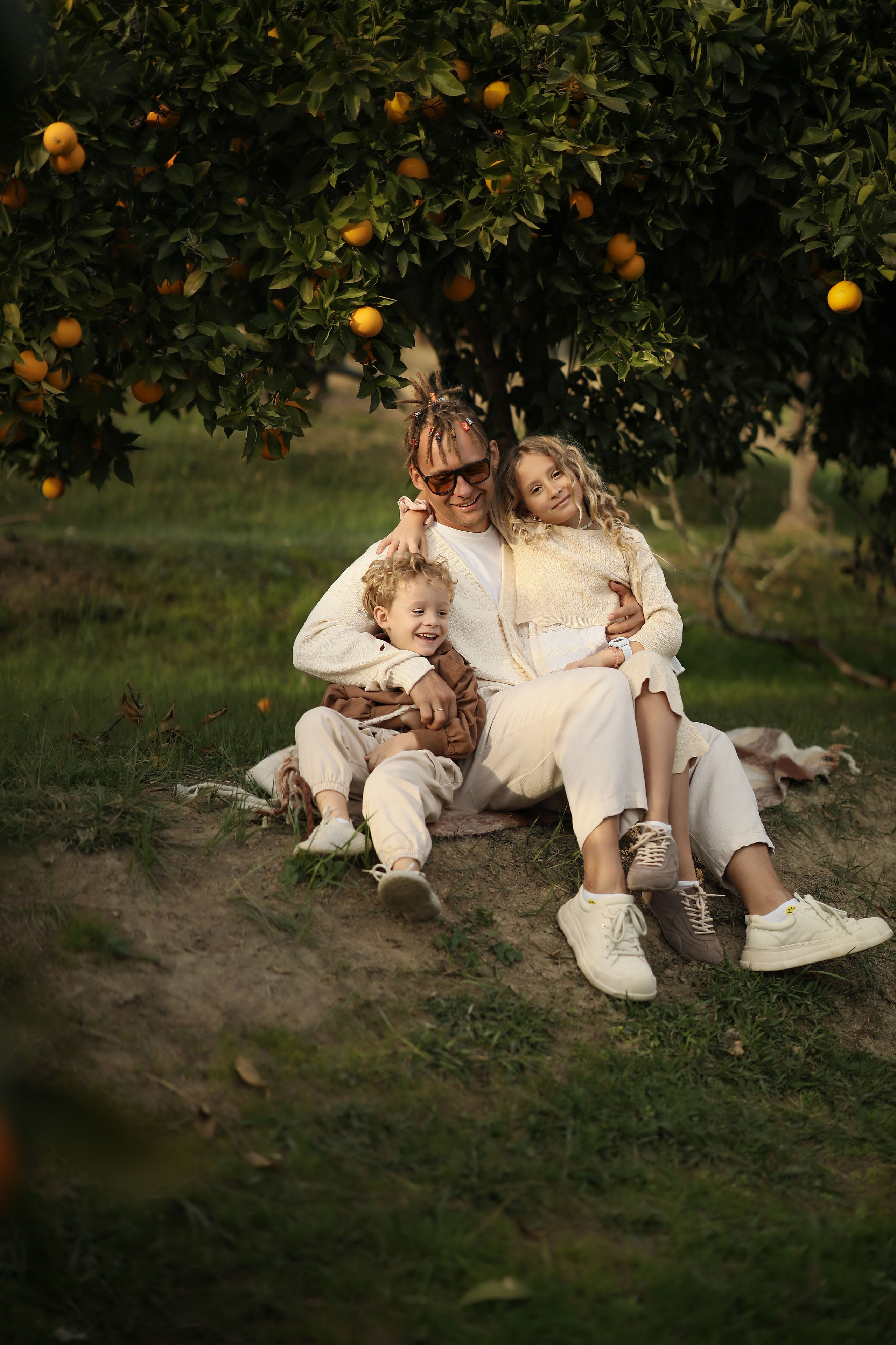 Семейная фотосессия в мандариновом саду Абхазии. Свадебный и семейный фотограф в Абхазии Жанна Соснина