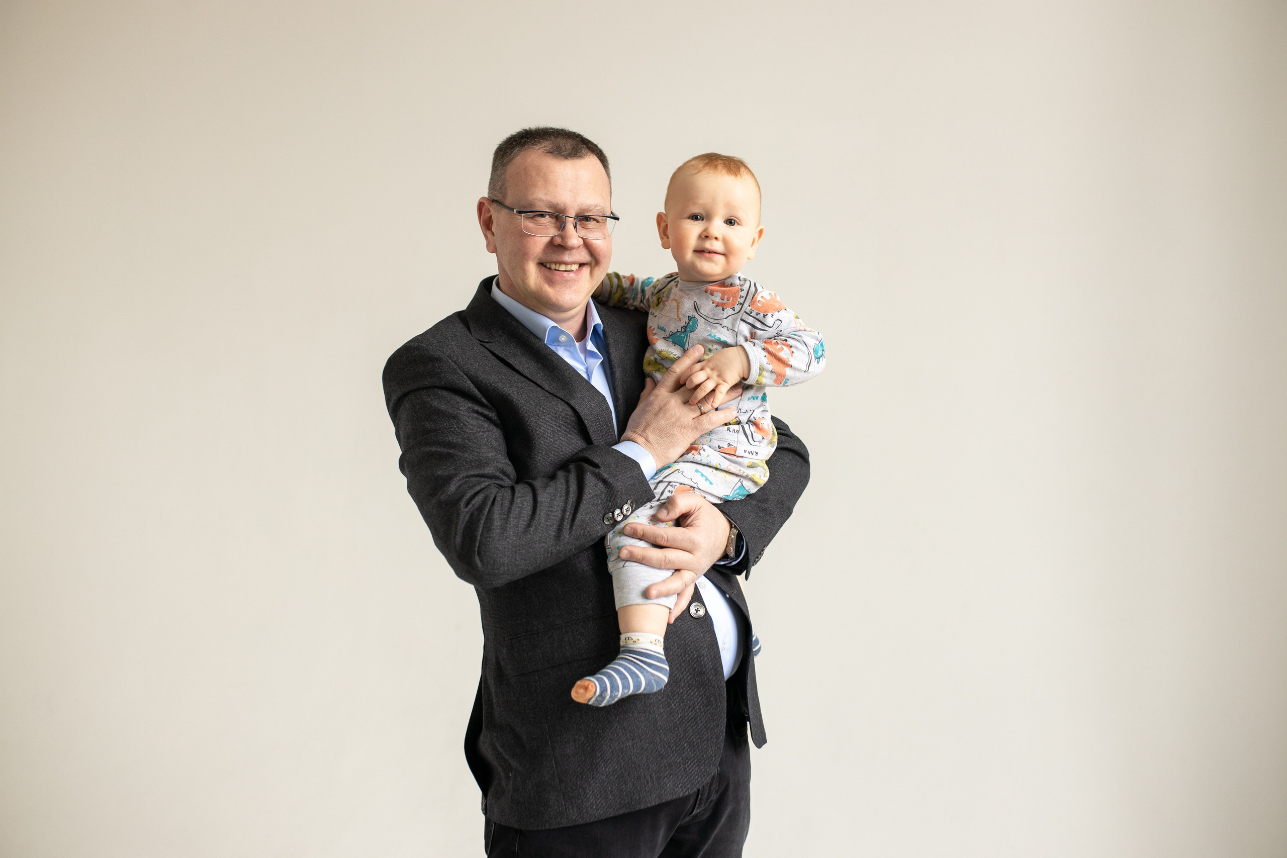 Семейная фотосессия на циклораме с естественным светом. Фотограф в Железнодорожном и Балашихе