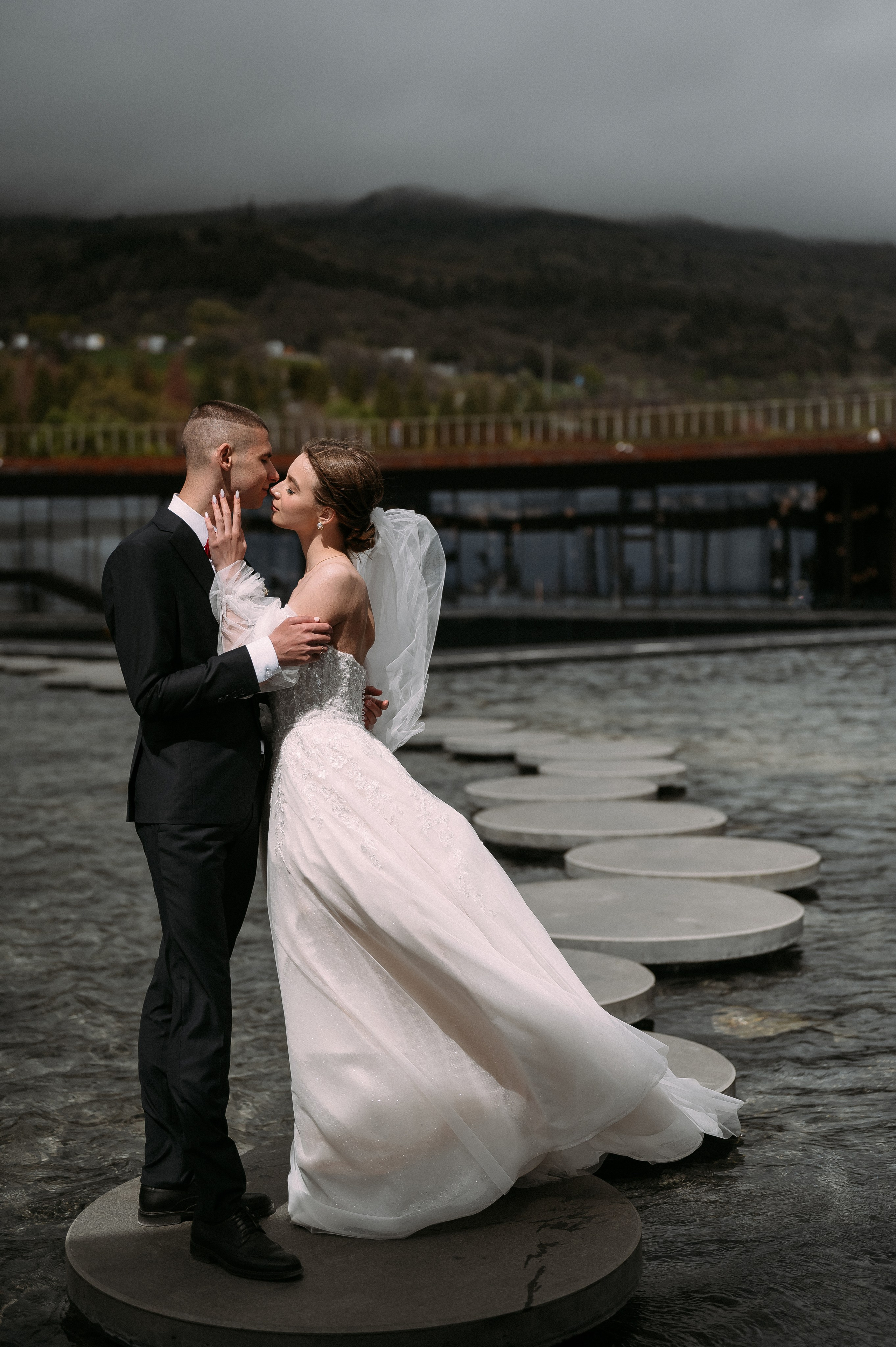 Свадебное утро и прогулка красивой яркой пары. Свадебный и семейный фотограф в Симферополе Дарья Маркова