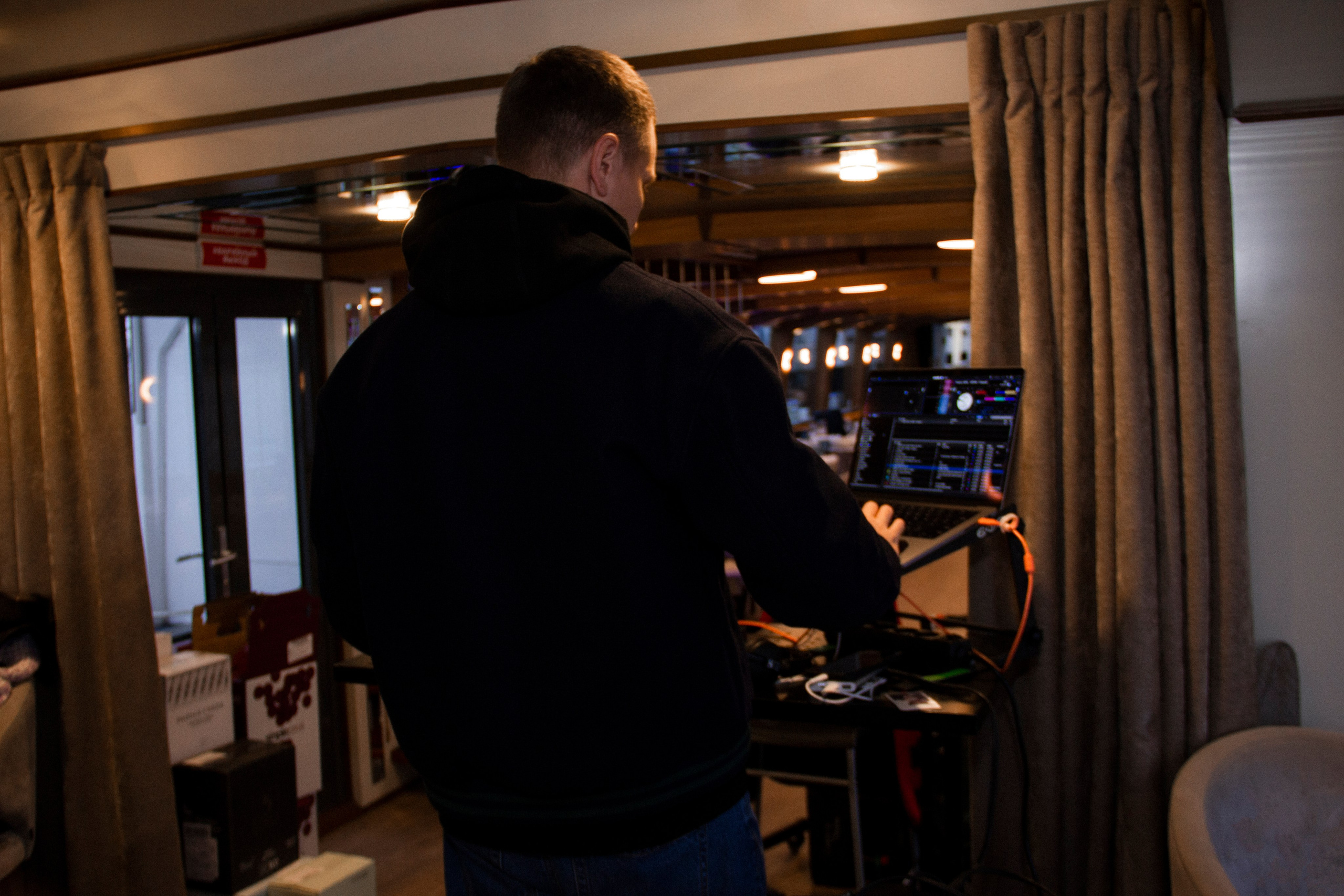 Съемка для сайта аренды катеров в Санкт-Петербурге, подготовка к свадебной прогулке по рекам и каналам. Фотограф в Санкт-Петербурге Смирнова Диана