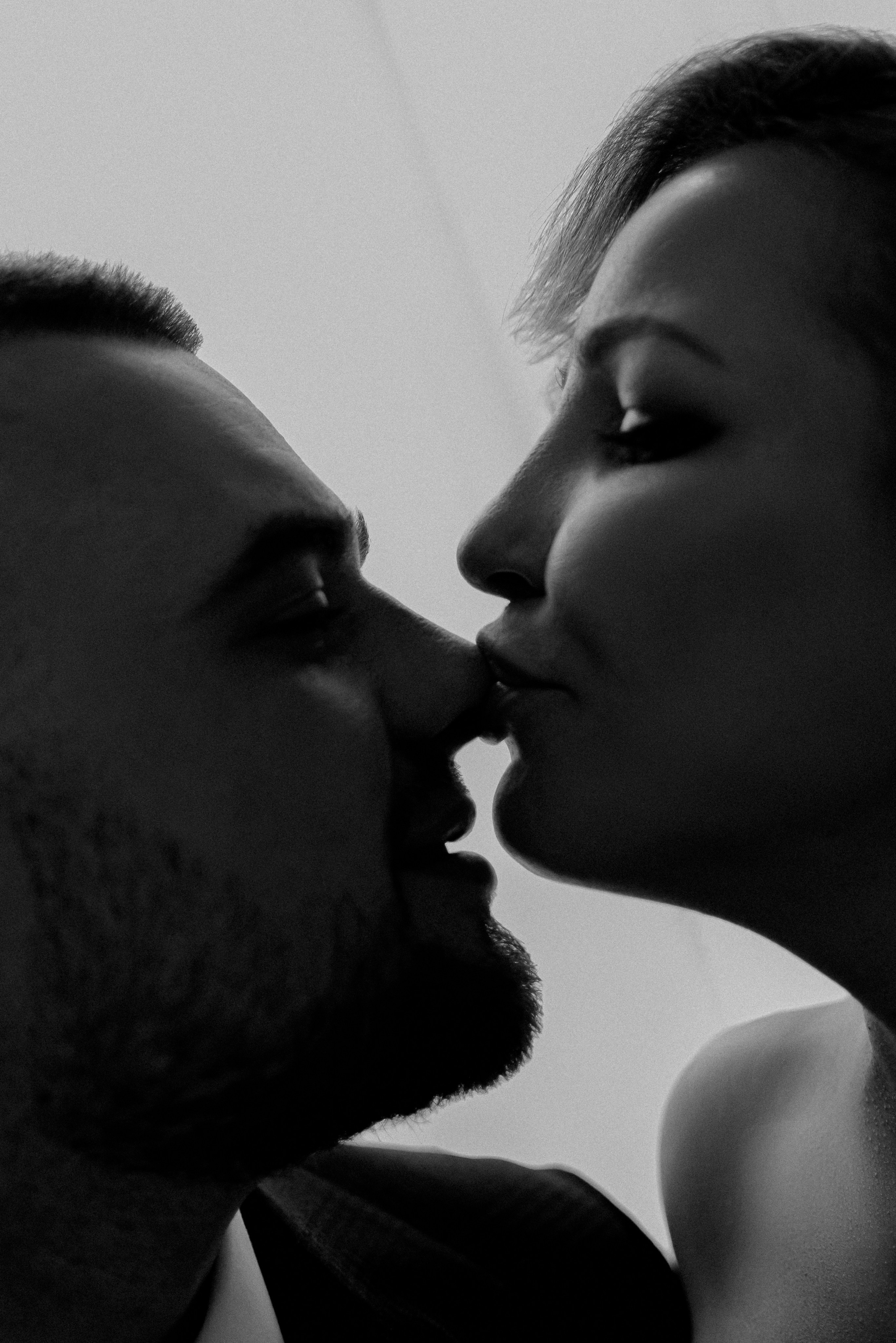 Крупный план: жених и невеста, искренние эмоции на прогулке в Старой Купавне, фотограф Макеева Алёна