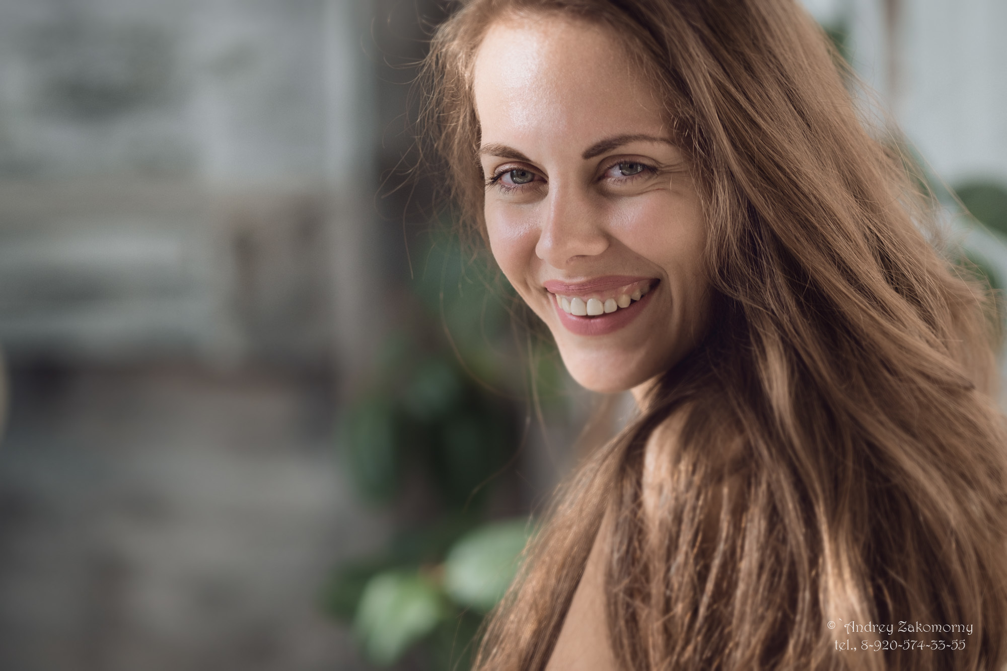 студийная фотосессия с естественным светом. Фотография портретная. Фотосессия портретная. Глаза и волосы в портрете значение имеют