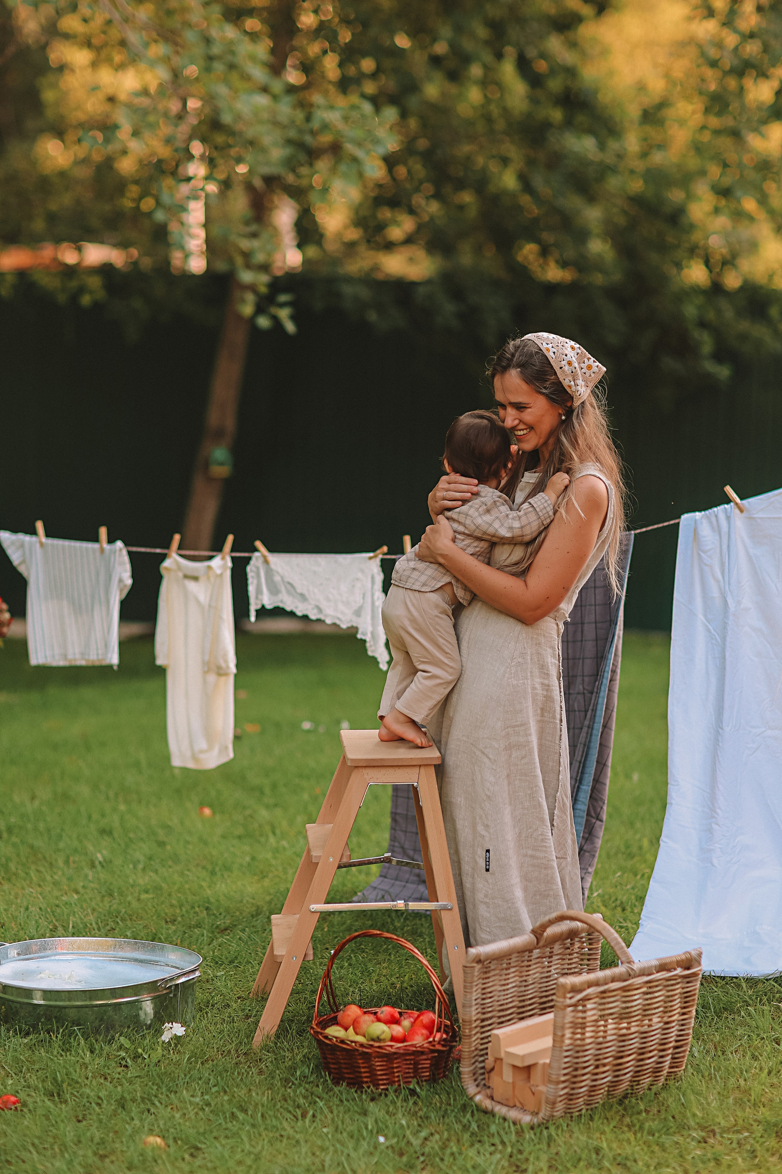 Стирка у дома. Семейный фотограф Тюмень, фотограф на роды Салмина Мария