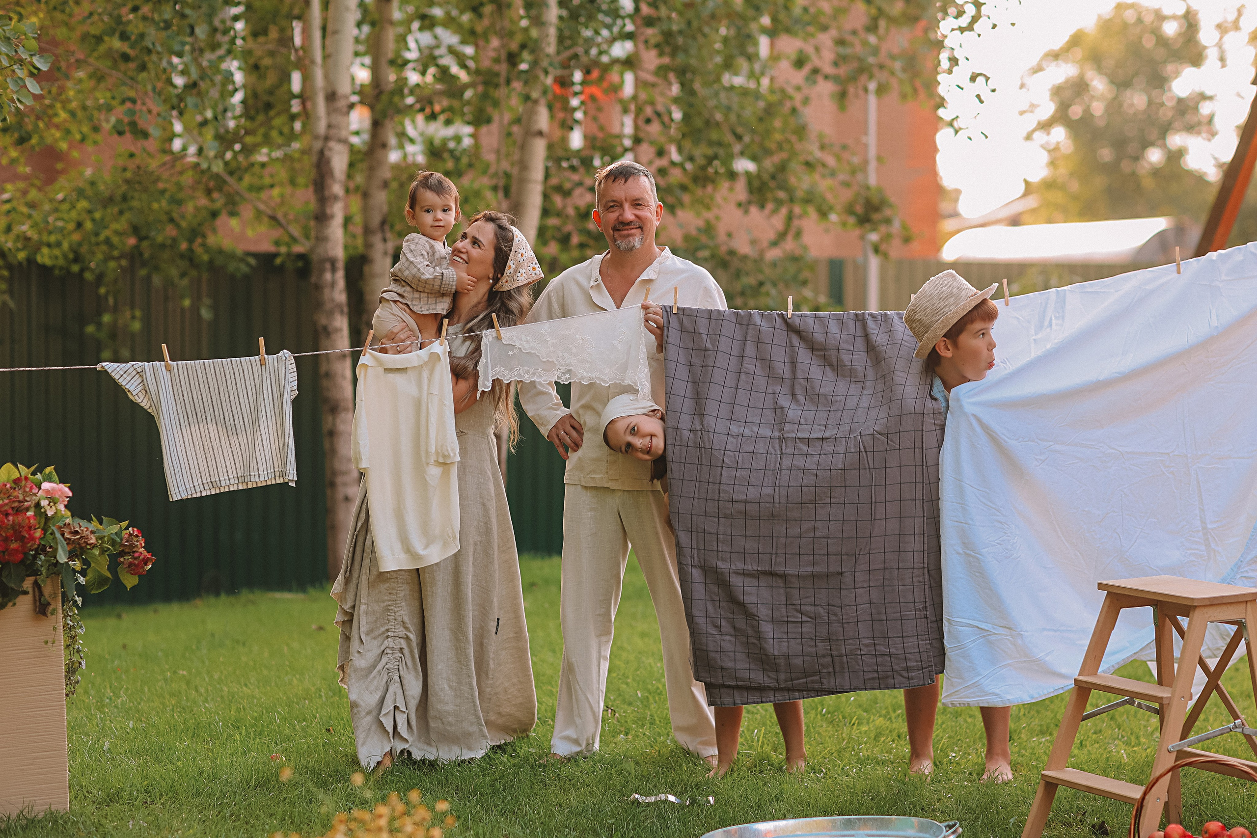 Стирка у дома. Семейный фотограф Тюмень, фотограф на роды Салмина Мария
