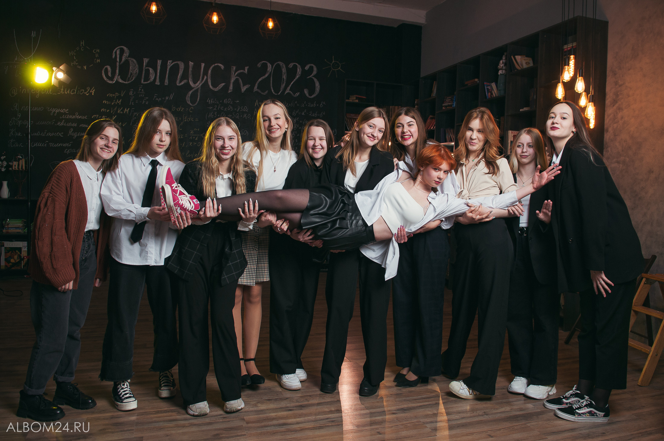 Съемка на выпускной альбом Школа № 145, 11И. Выпускные альбомы и фотосъемка в Красноярске